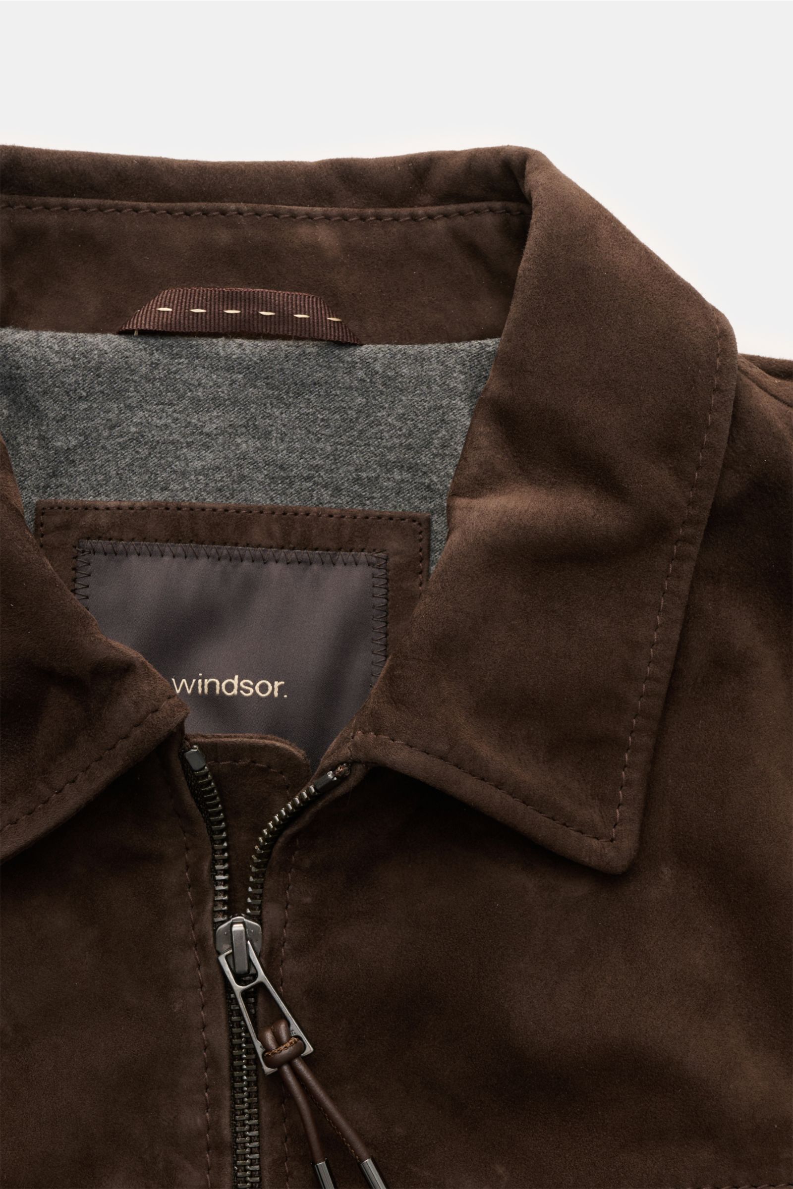 Close-up front view of the Windsor Veloursleder Blouson 'Borello' dunkelbraun, a chromfrei gegerbte leather jacket made from fine goat suede with slim fit, stand-up collar, fine zipper, slanted hip pockets, smooth lining, elastic hem and rib-knit cuffs, a