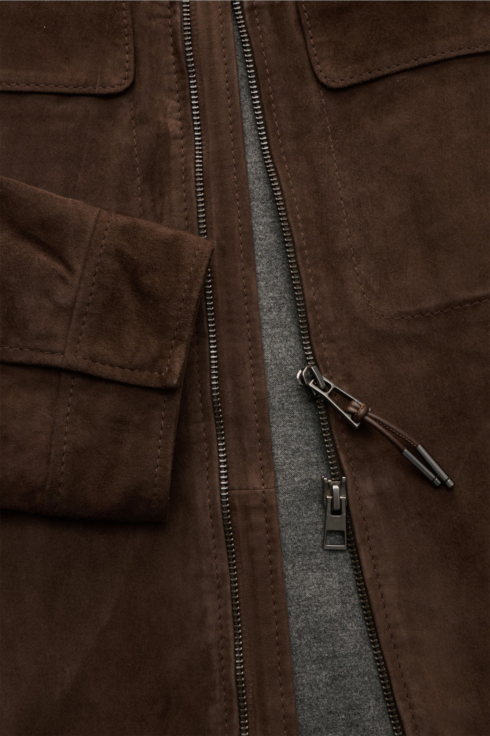 Close-up front view of the Windsor Veloursleder Blouson 'Borello' dunkelbraun, showing fine velour goat leather, slim fit, standing collar, fine zipper, slanted hip pockets, soft lining, elastic hem, ribbed cuffs, and two inner pockets. Geschmeidiger B