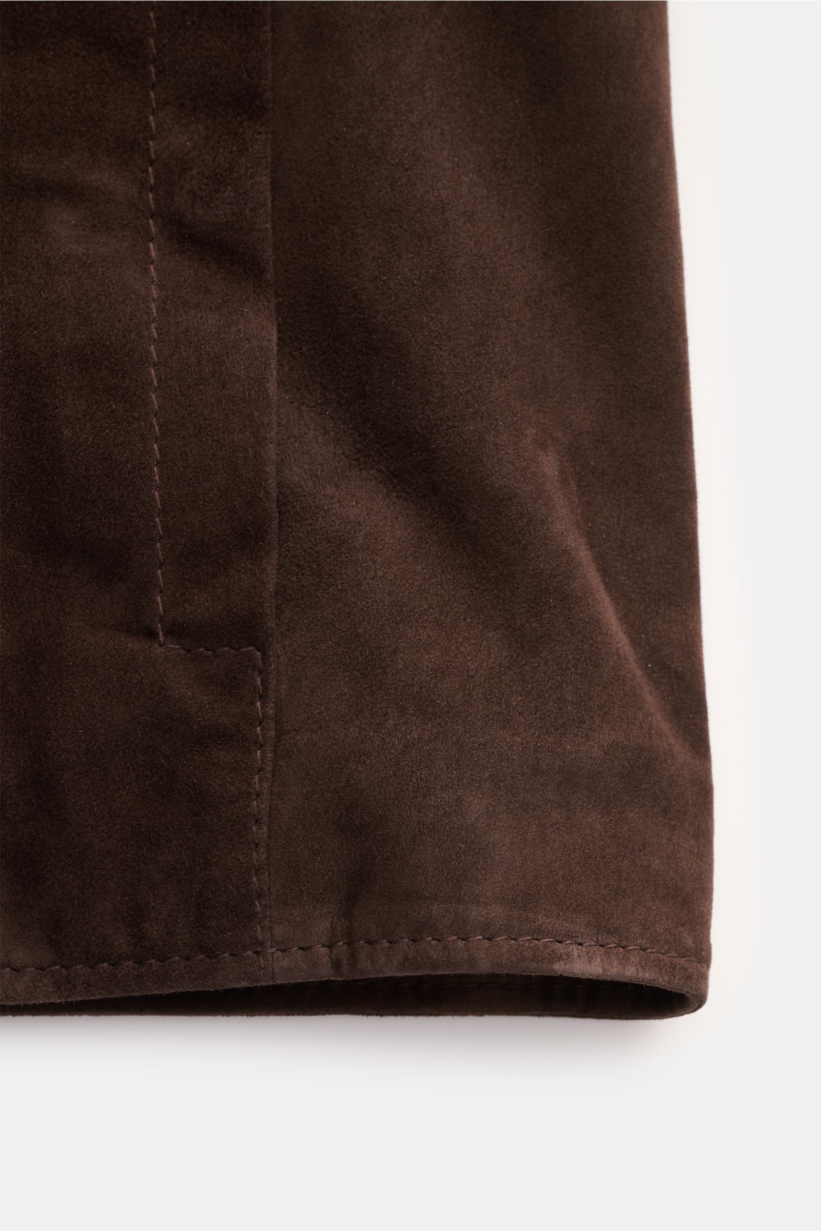 Close-up front side view of the dark brown Windsor Veloursleder Blouson 'Borello' showcasing fine suede leather texture and stitching. Geschmeidiger Blouson: Die chromfrei gegerbte Lederjacke 'Borello' von WINDSOR wurde aus edlem Ziegenleder gefertigt 