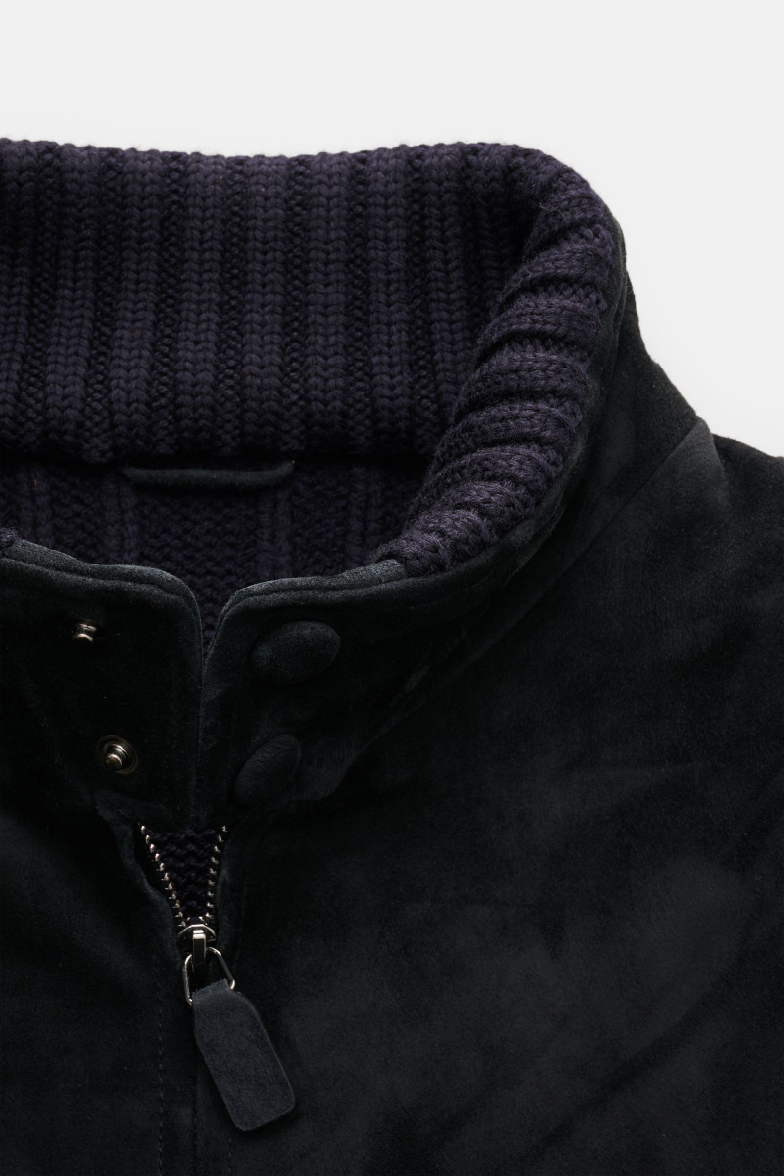 Emporio Armani Strickjacke navy im Nahaufnahme-Frontblick, grob gestrickter Stehkragen aus Schurwolle, wattierte Ziegenveloursleder-Front, Slim Fit.