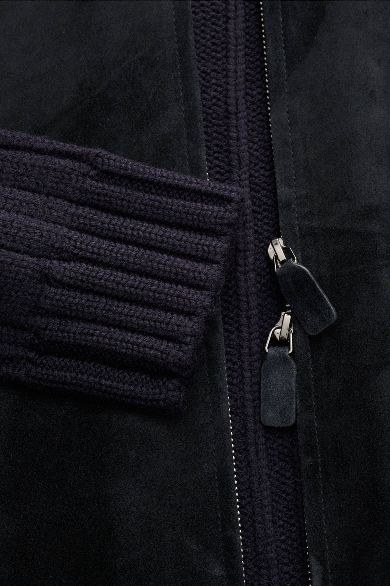 Nahaufnahme der Emporio Armani Strickjacke navy aus grob gestrickter Schurwolle mit wattierter Ziegenveloursleder-Front, Slim Fit, Reißverschluss.