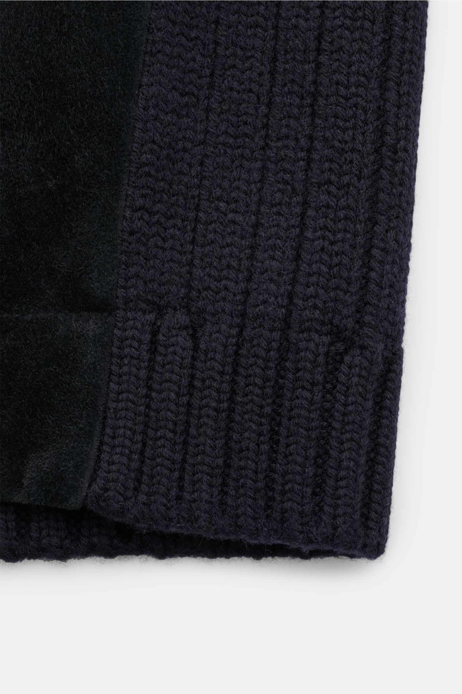 Emporio Armani Strickjacke navy, Detailaufnahme von unten, grob gestrickte Schurwolle mit wattierter Ziegenveloursleder-Front, Slim Fit, Stehkragen, Rippbündchen.