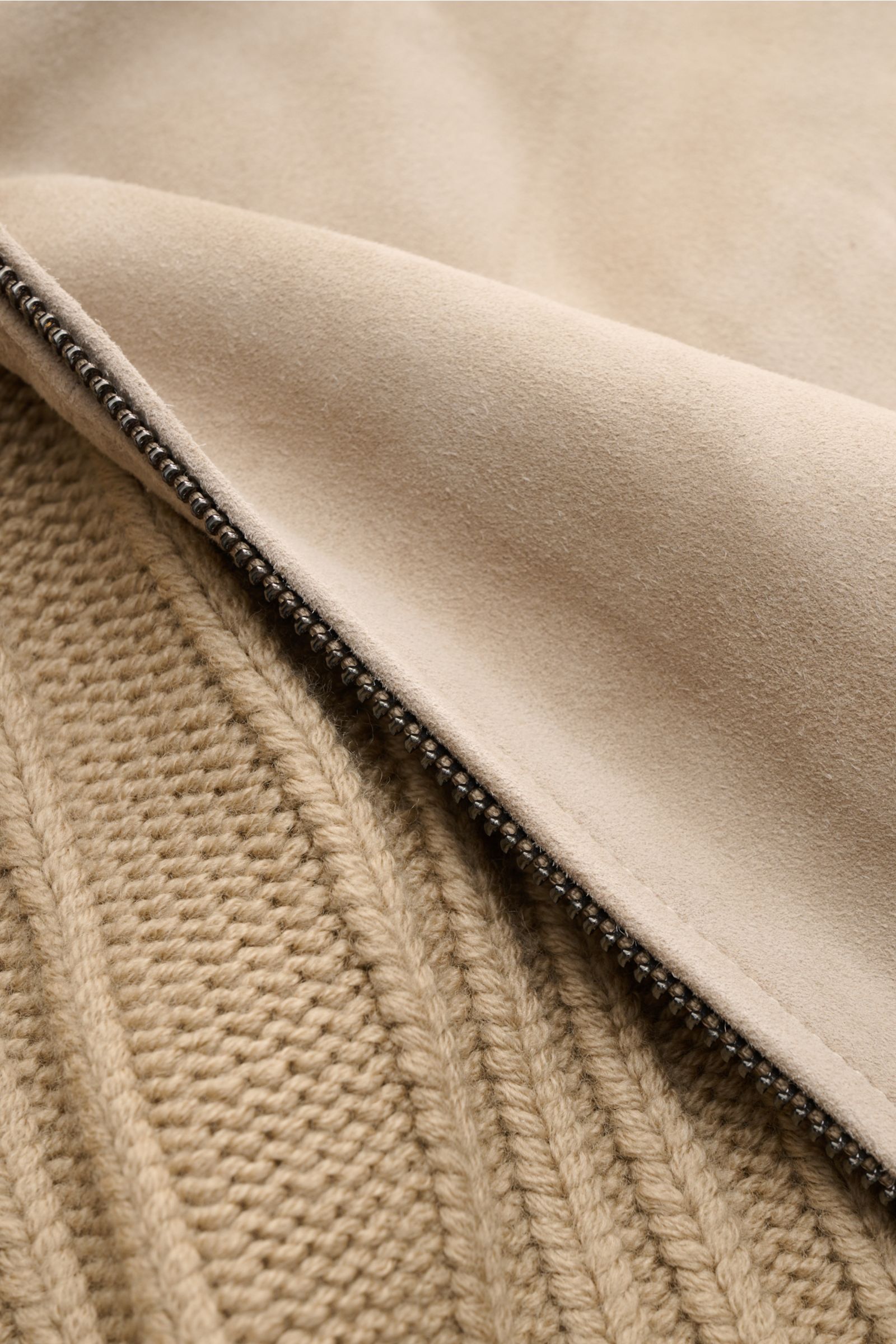 Close-up from above of the light brown Emporio Armani Lederjacke hellbraun showing soft goat suede front and coarse pure wool knit with zipper.

Ein Hybrid der besonderen Art ist diese Jacke in einer Kombination aus Schurwollstrick und Ziegenveloursled