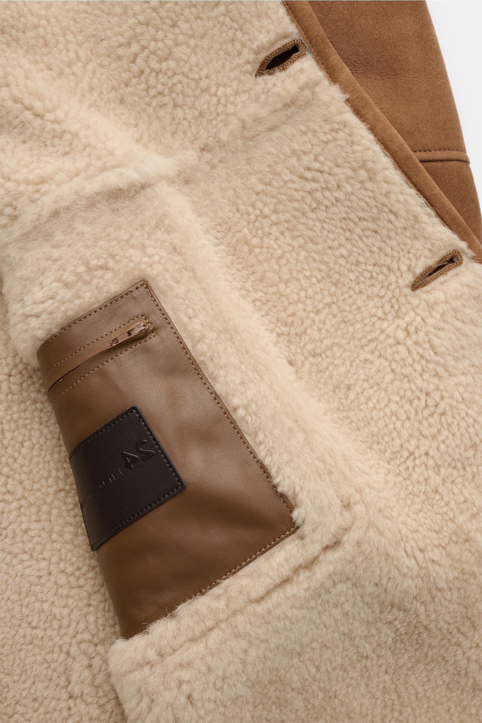 Innenansicht des Manzoni 24 Lammfellmantels braun mit weicher Lammveloursleder-Innentasche aus reiner Lammfellqualität.