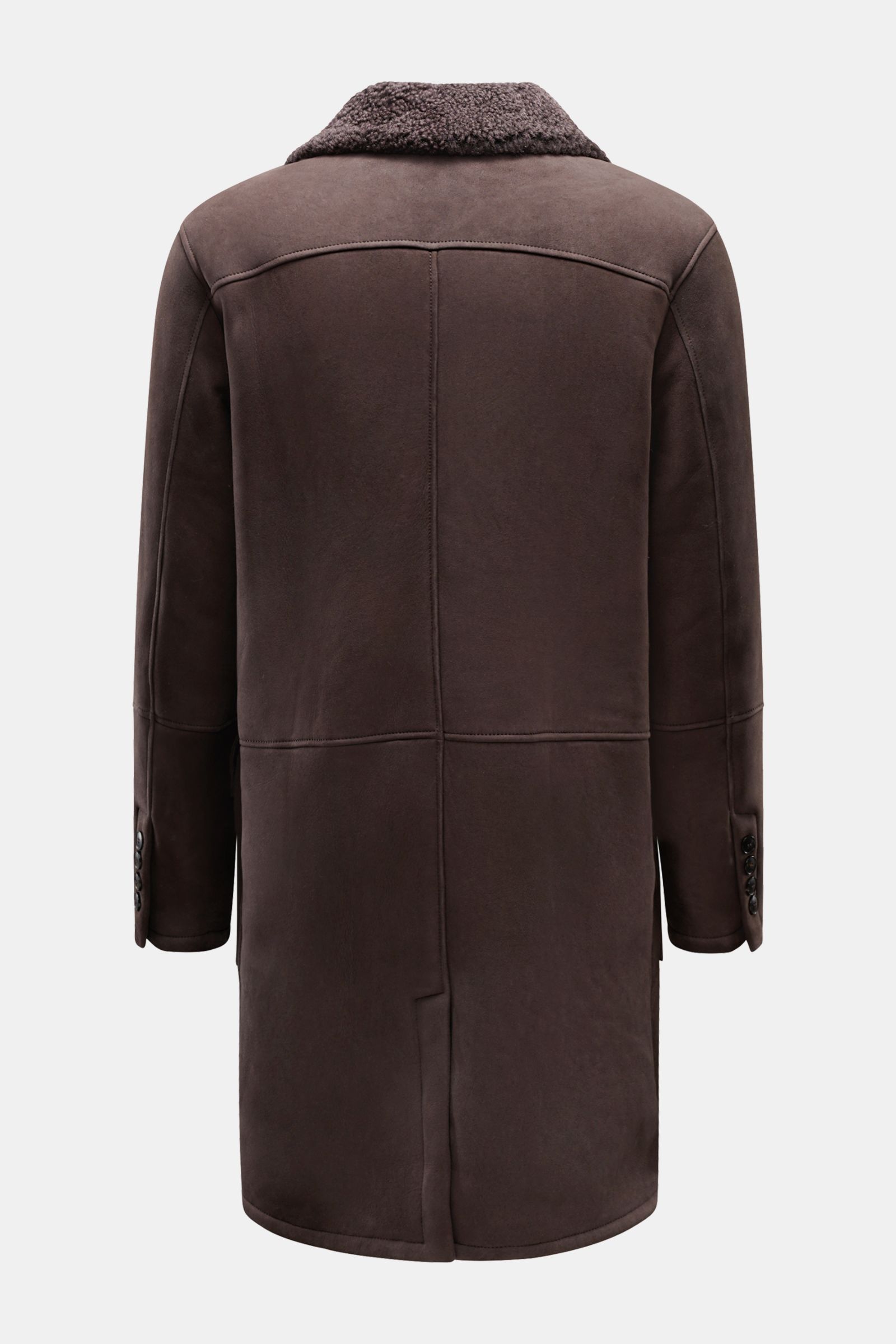 Manzoni 24 Lammfellmantel dunkelbraun, von hinten fotografiert, zweireihiger Mantel aus weichem Lammveloursleder mit warmem Lammfellkragen, Slim Fit, Rückenmittelschlitz, Ärmel mit Knöpfen, praktische Taschen.