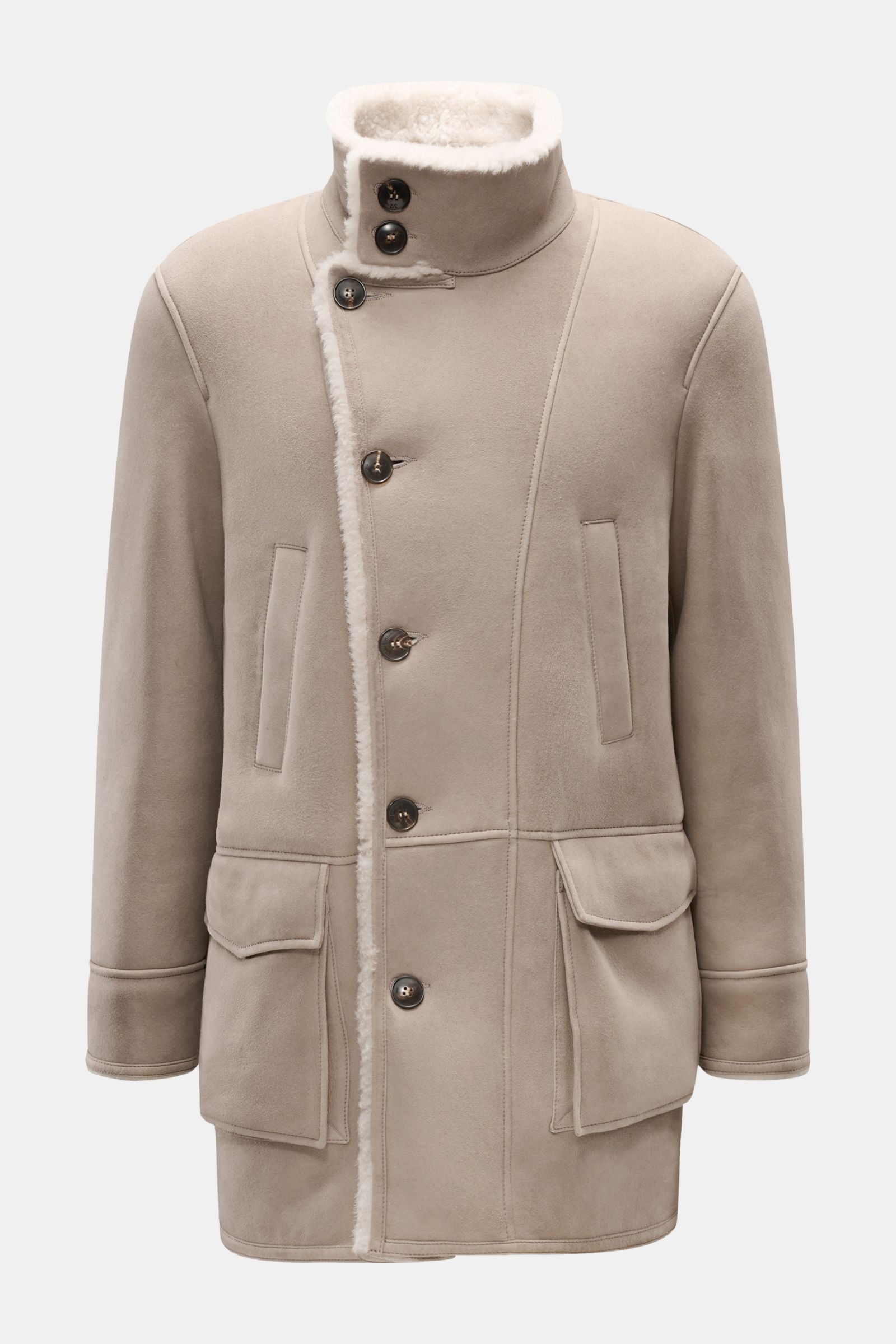 Front view of the Manzoni 24 Lammfelljacke hellgrau, a slim fit light grey shearling jacket in soft lamb velour with a variable collar and five-button closure. 

Der Luxus von wärmendem Lammfell materialisiert sich in dieser Jacke von MANZONI 24 aus we