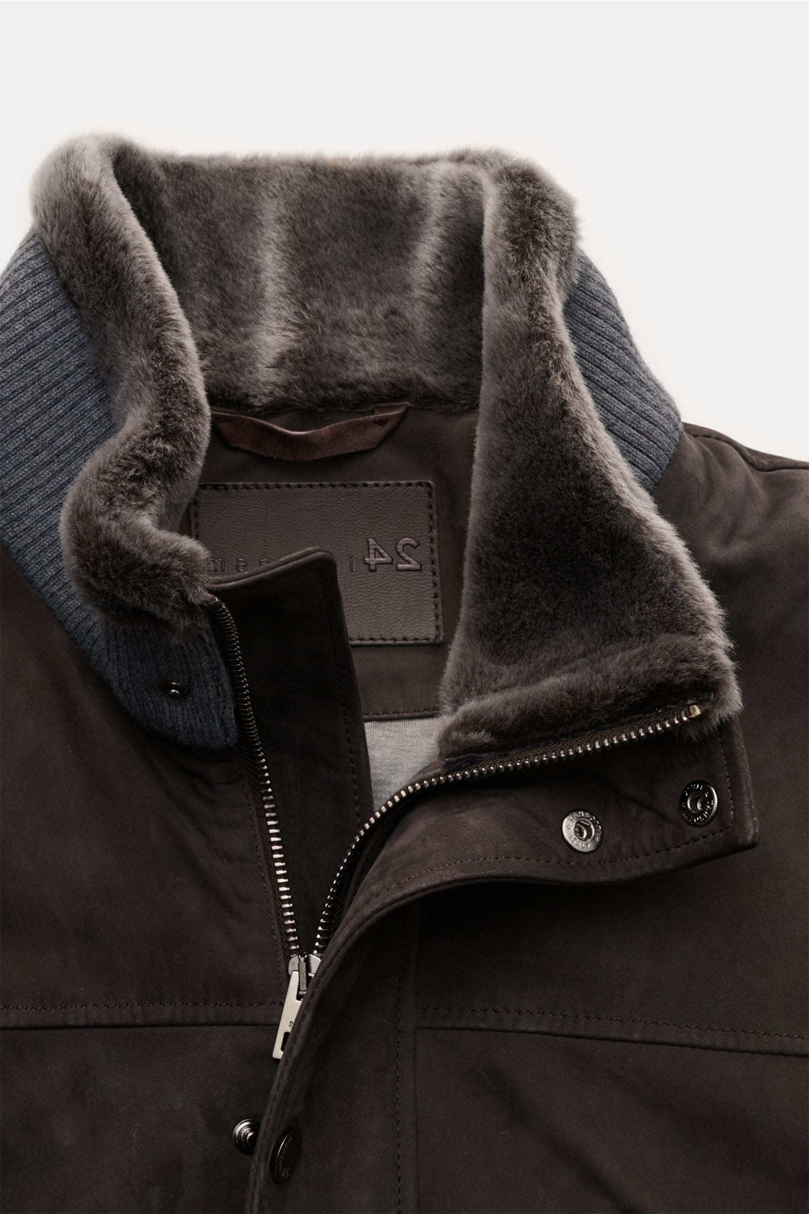 Close-up front view of the Manzoni 24 Veloursleder-Blouson graubraun, showing a luxurious gray-brown suede aviator jacket with padded Loro Piana cotton lining, lambskin collar, slim fit, rib-knit collar, and zip closure. 

Stilvoller Begleiter für die 