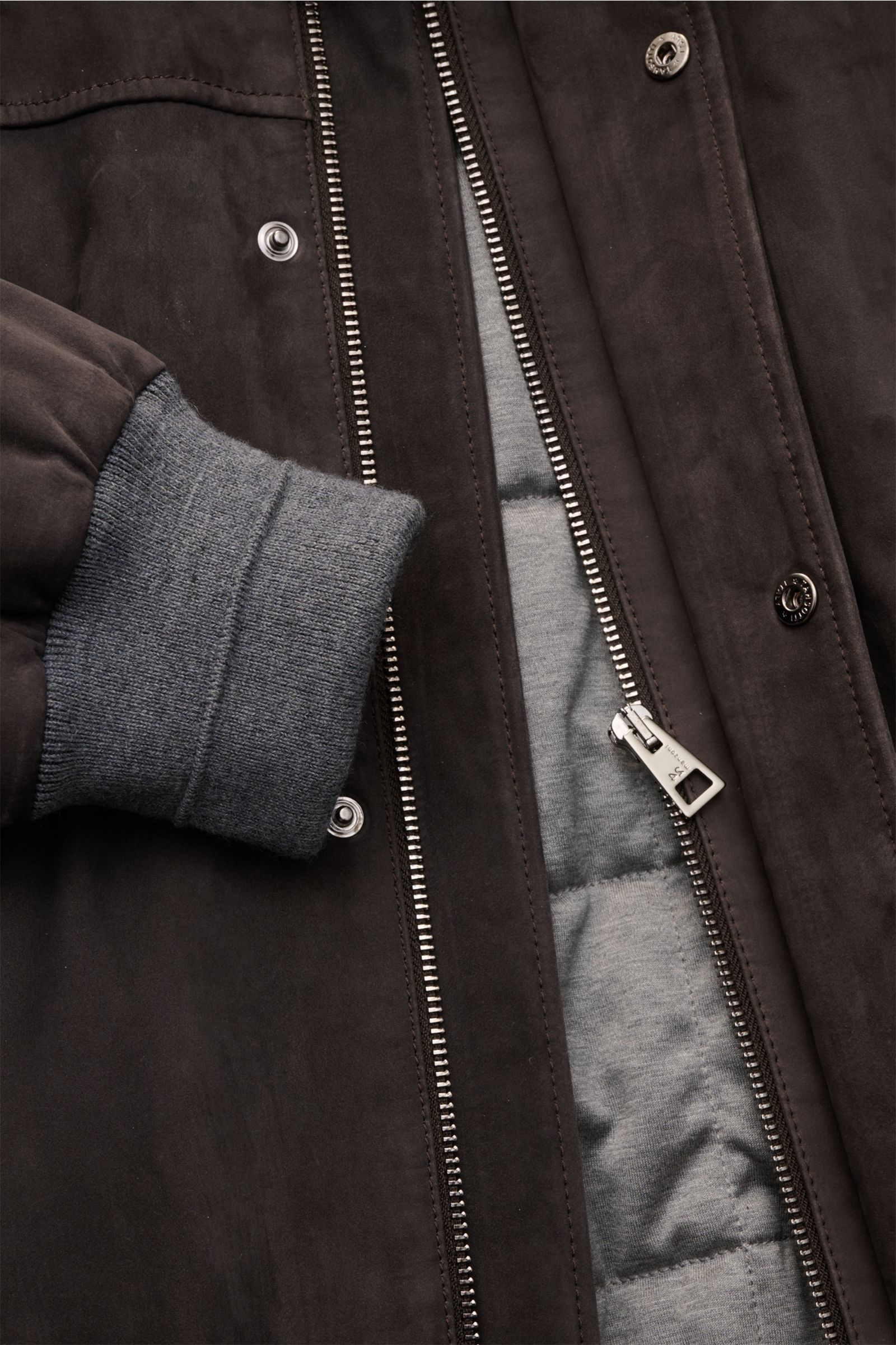 Manzoni 24 Veloursleder-Blouson graubraun close-up from the front, showing soft suede, ribbed cuffs, silver zipper, and quilted cotton lining. Stilvoller Begleiter für die Übergangszeit: MANZONI 24 präsentiert mit diesem edlen Blouson ein luxuriöses Velou