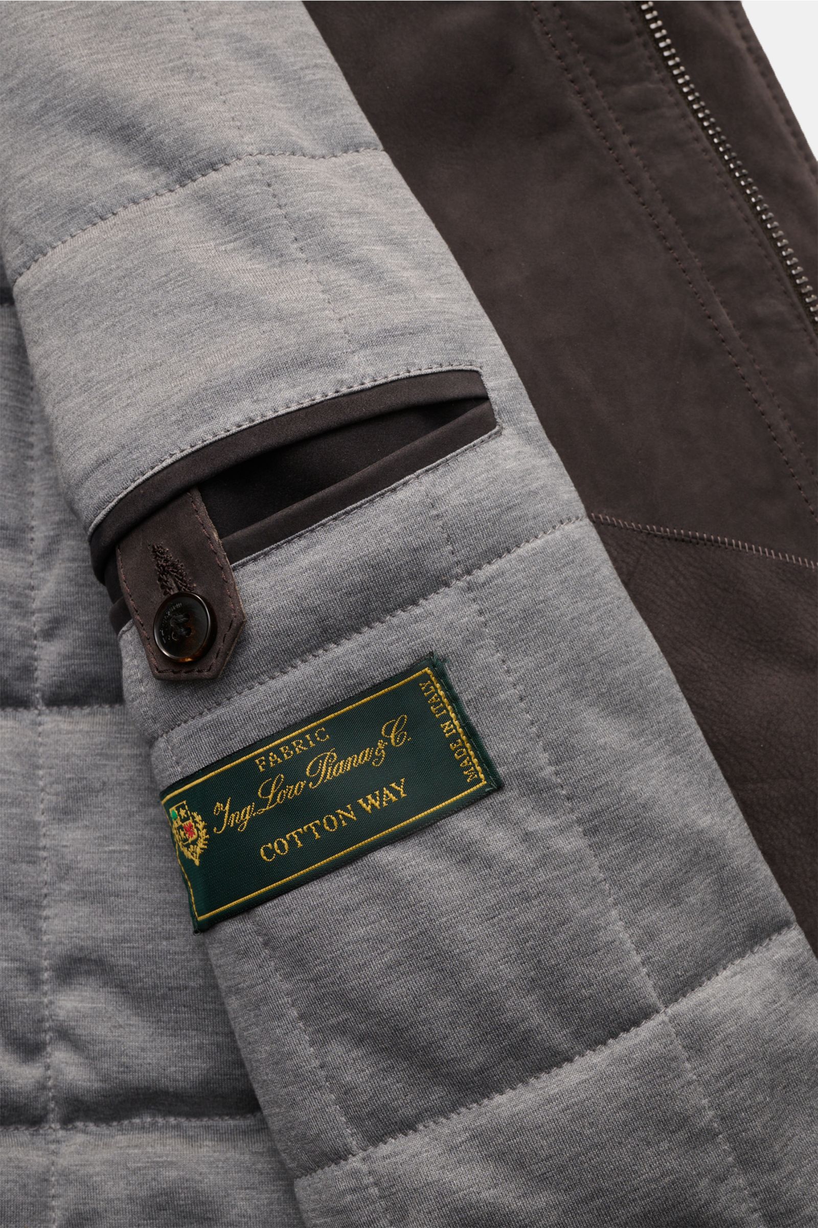 Close-up inside view of the Manzoni 24 Veloursleder-Blouson graubraun, showing the quilted Loro Piana cotton lining and inner pocket with button and label.

Description: Stilvoller Begleiter für die Übergangszeit: MANZONI 24 präsentiert mit diesem edle