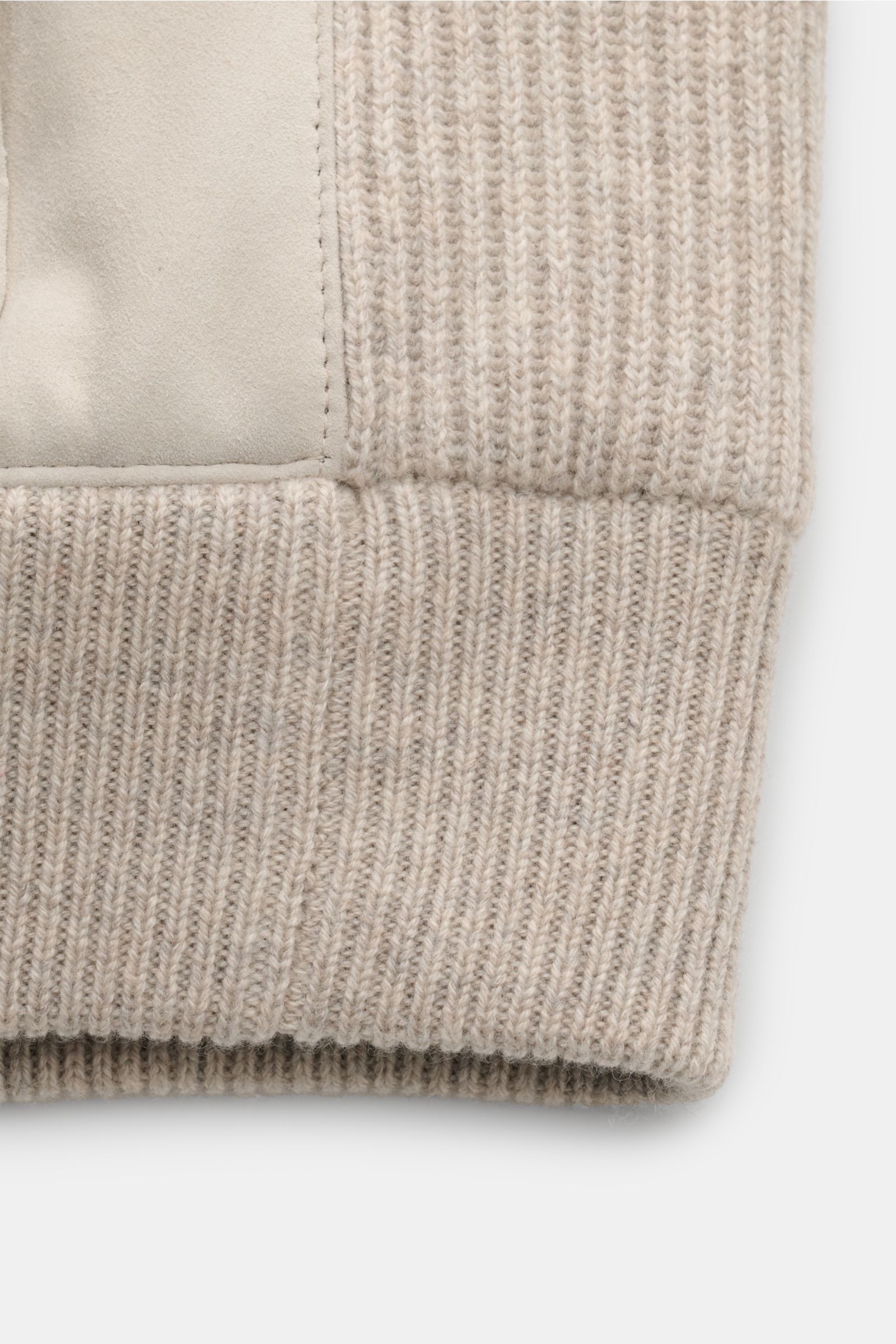 Close-up front view of the ribbed cuff and nubuck leather detail on the Brunello Cucinelli Cashmere Strickblouson braun, showcasing luxury materials and fine craftsmanship.  

Luxuriöser Cashmere-Strick trifft auf feinstes Nubukleder: Dieser exklusive 