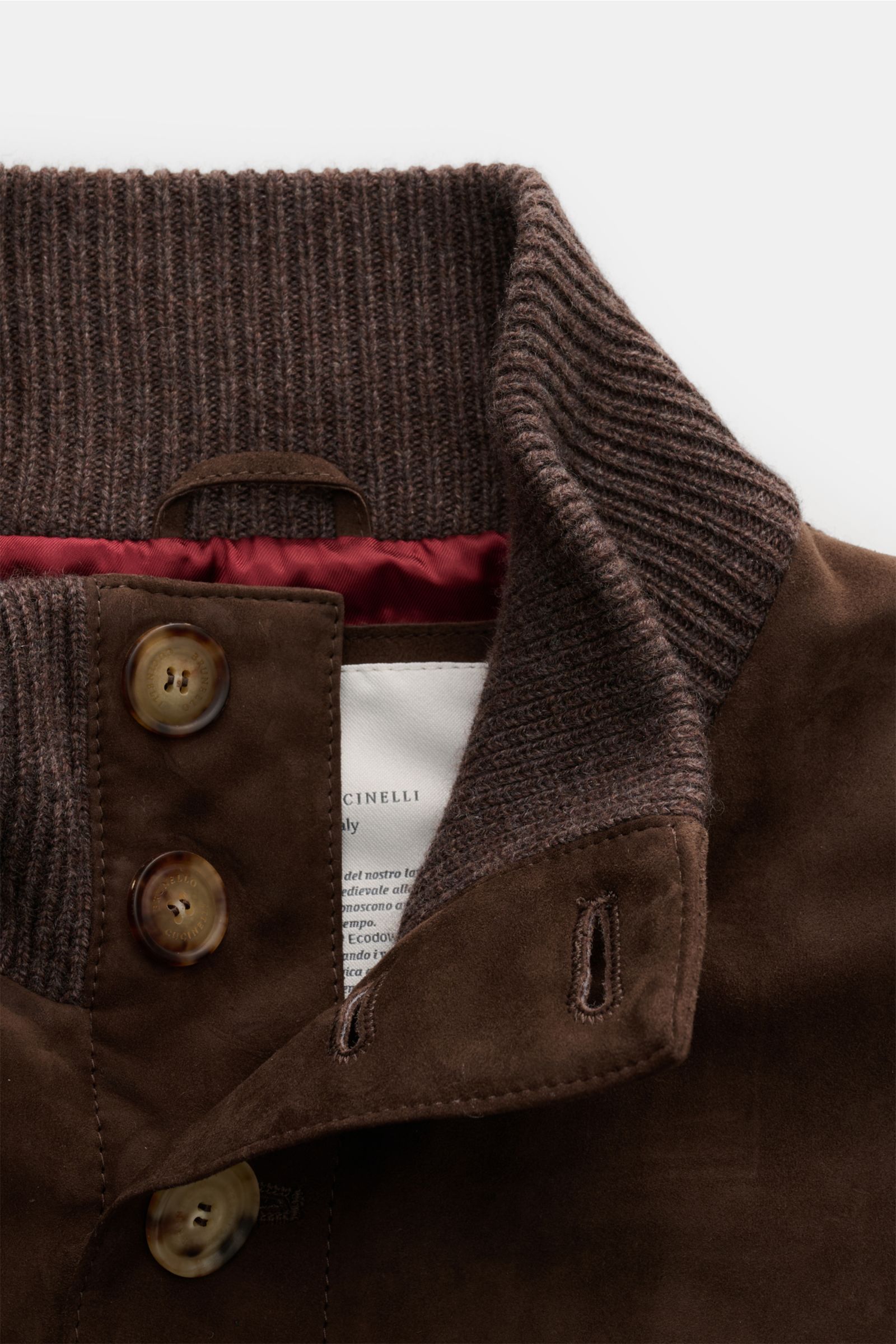 Close-up front view of Brunello Cucinelli Cashmere Strickblouson grau showcasing luxurious cashmere knit collar, fine nubuck leather front, eight-button placket, and soft red inner lining. Luxuriöser Cashmere-Strick trifft feinstes Nubukleder: Dieses edle
