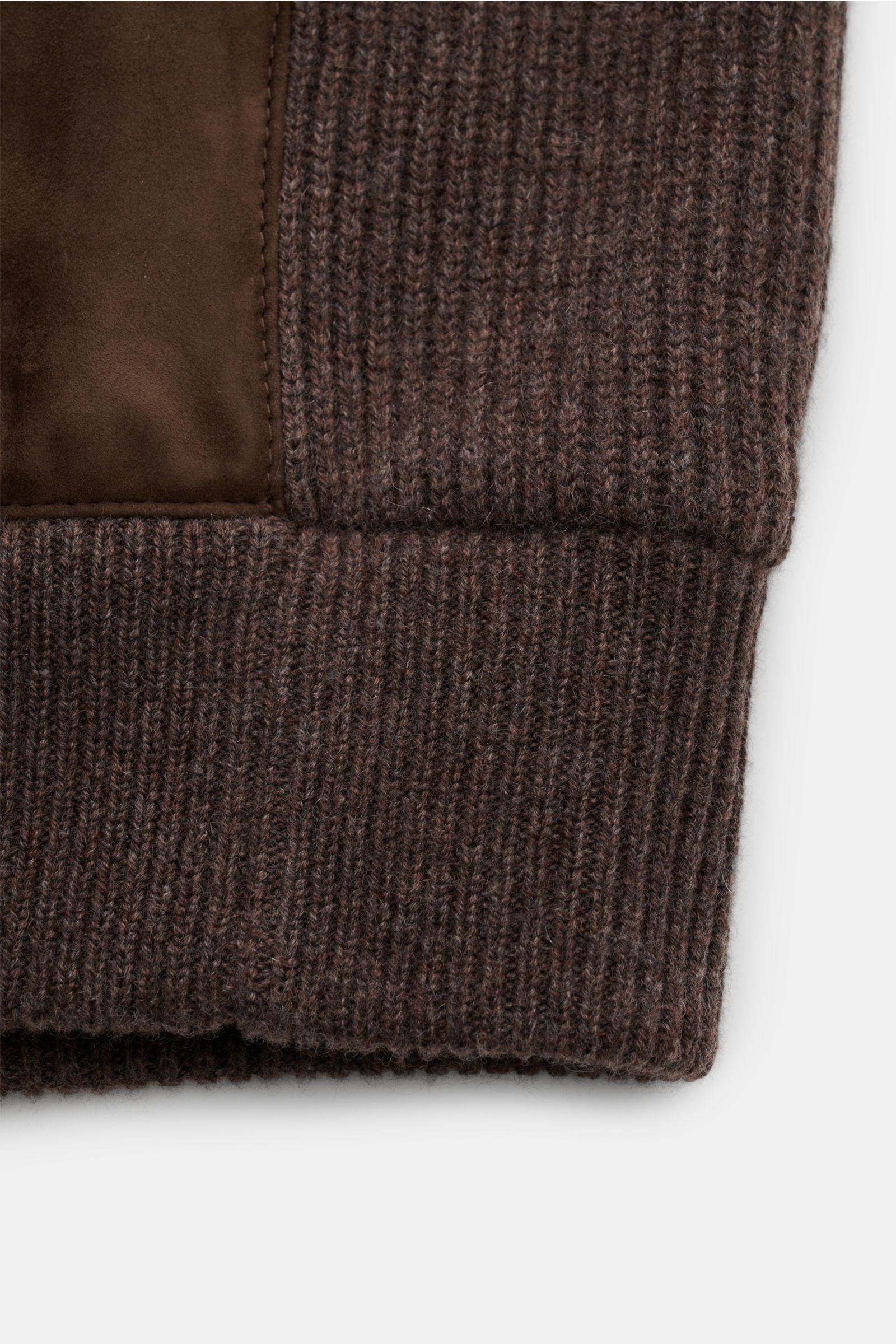Close-up front view of Brunello Cucinelli Cashmere Strickblouson grau showing ribbed pure cashmere knit with soft nubuck leather patch and elastic cuff.

Luxuriöser Cashmere-Strick trifft feinstes Nubukleder: Dieses edle Blouson von BRUNELLO CUCCINELLI