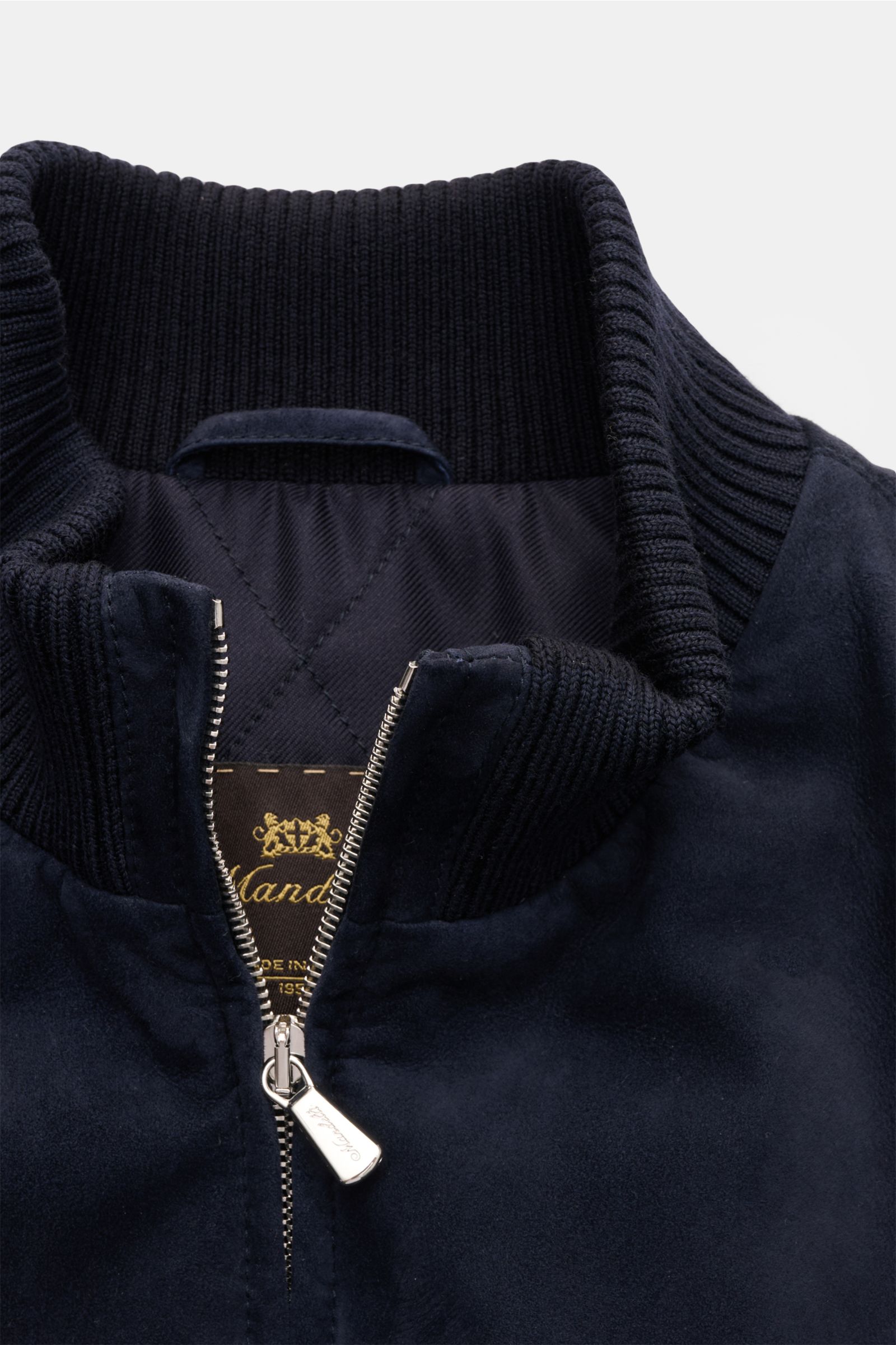 Nahaufnahme des Mandelli Veloursleder-Blouson navy von oben, zeigt Ziegen-Veloursleder, zwei-Wege-Reißverschluss, Slim Fit und gerippten Kragen.