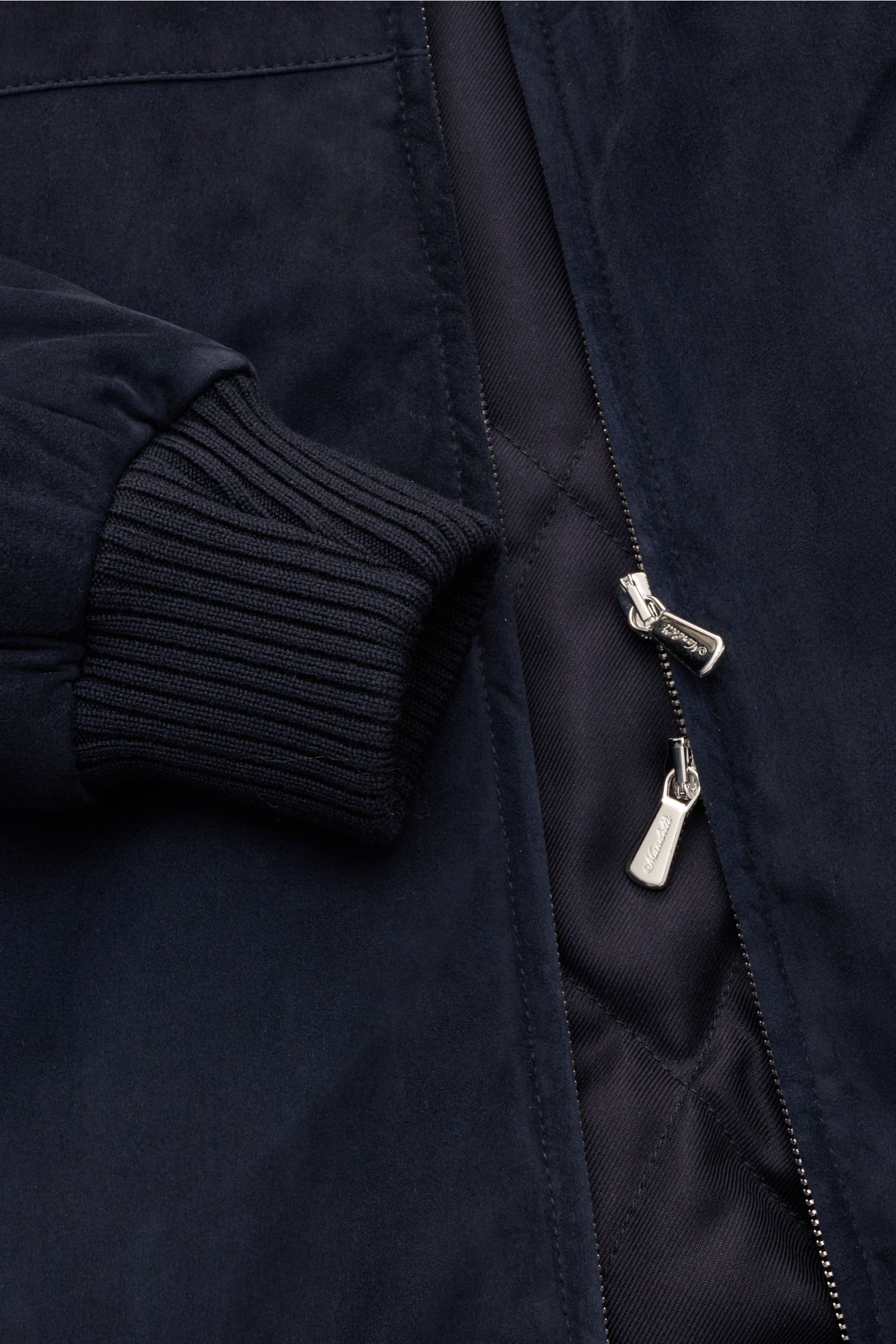 Mandelli Veloursleder-Blouson navy in Nahaufnahme von vorne, Ziegen-Veloursleder, Slim Fit, zwei-Wege-Reißverschluss, weiche Bündchen