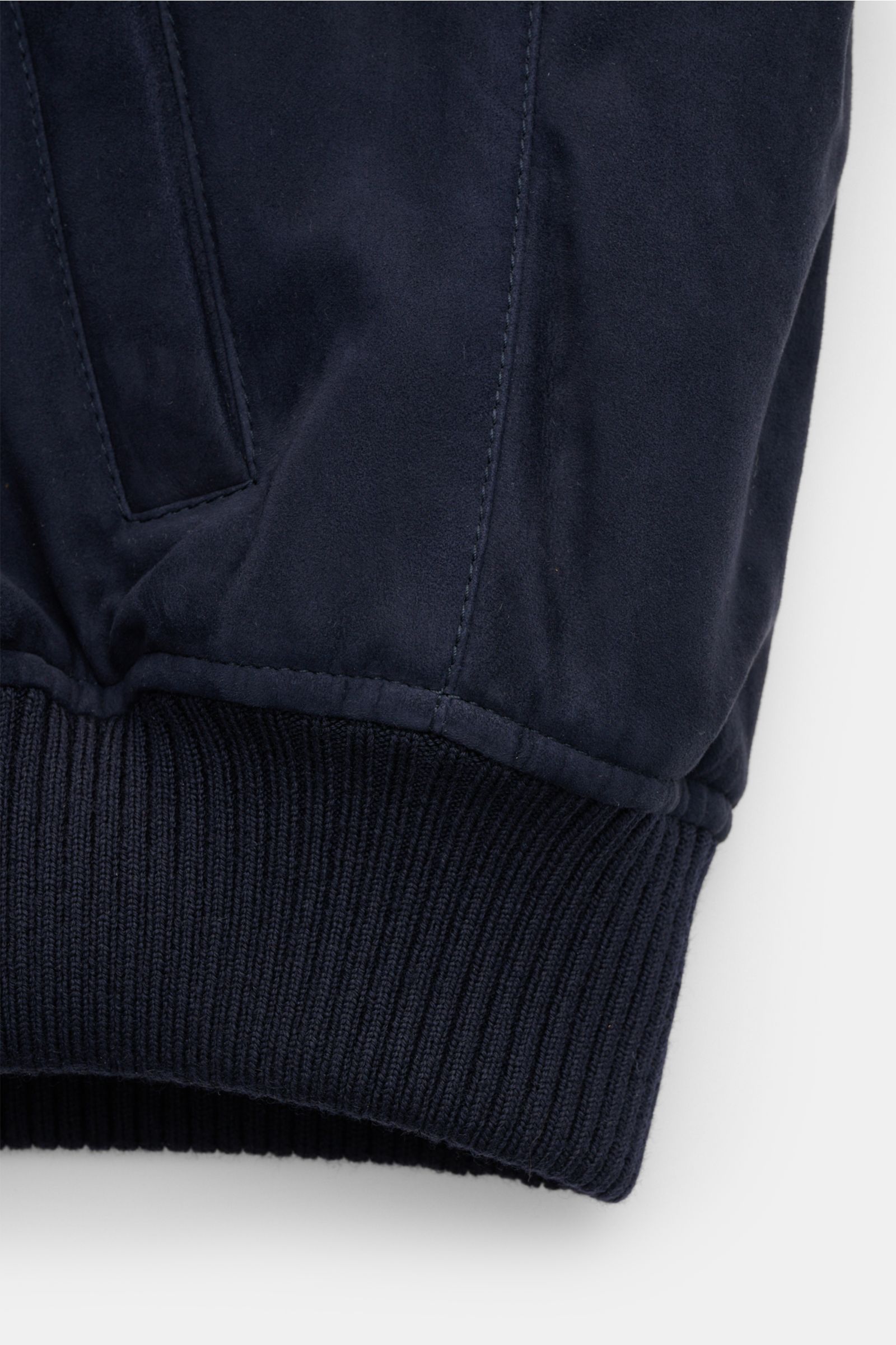 Nahaufnahme des elastischen Saum- und Ärmelbündchens des Mandelli Veloursleder-Blouson navy aus Ziegen-Veloursleder, Slim Fit.