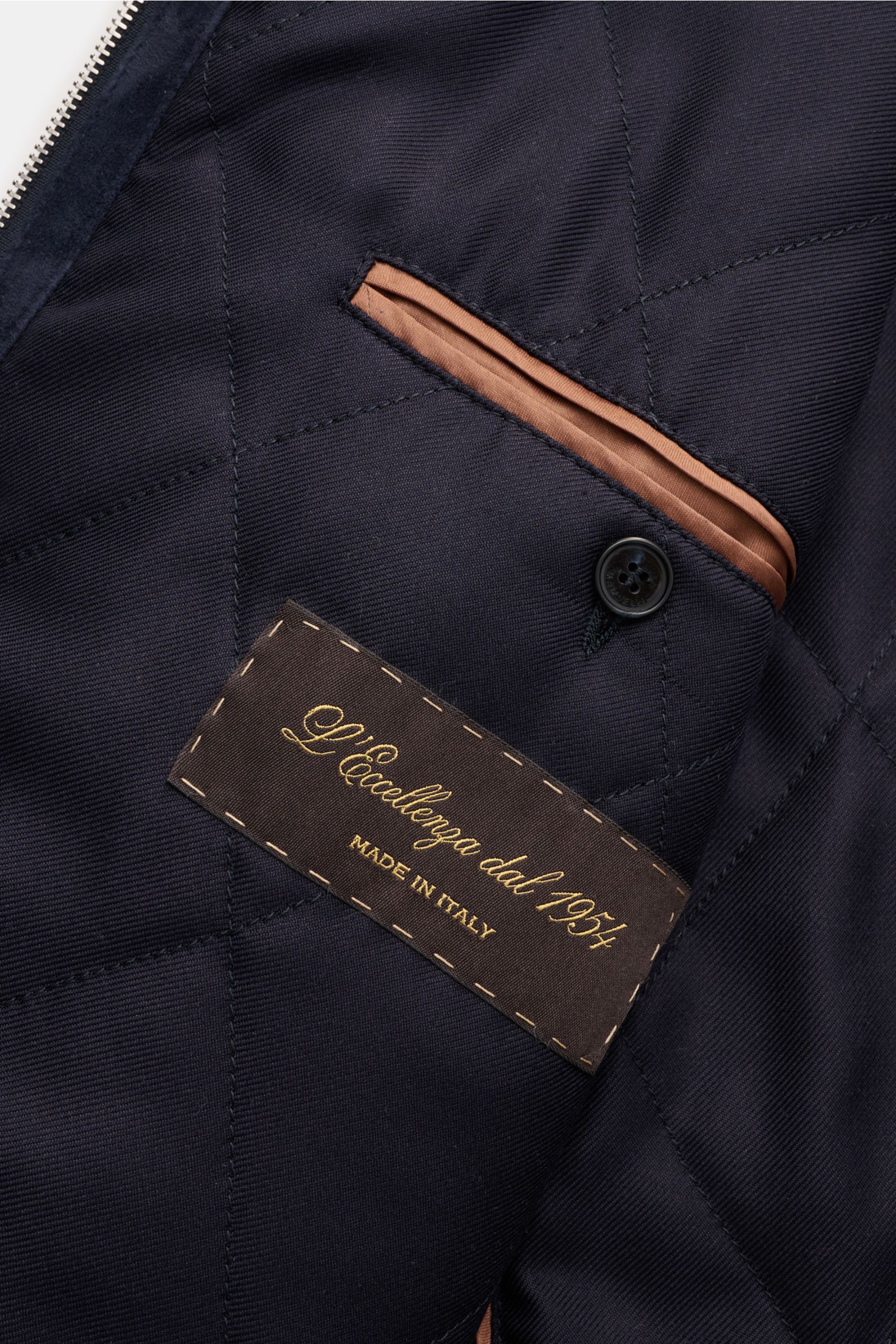 Innenansicht des Mandelli Veloursleder-Blouson navy mit gestepptem Futter, Innentasche mit Knopf und brauner Paspel, edles Ziegen-Veloursleder.