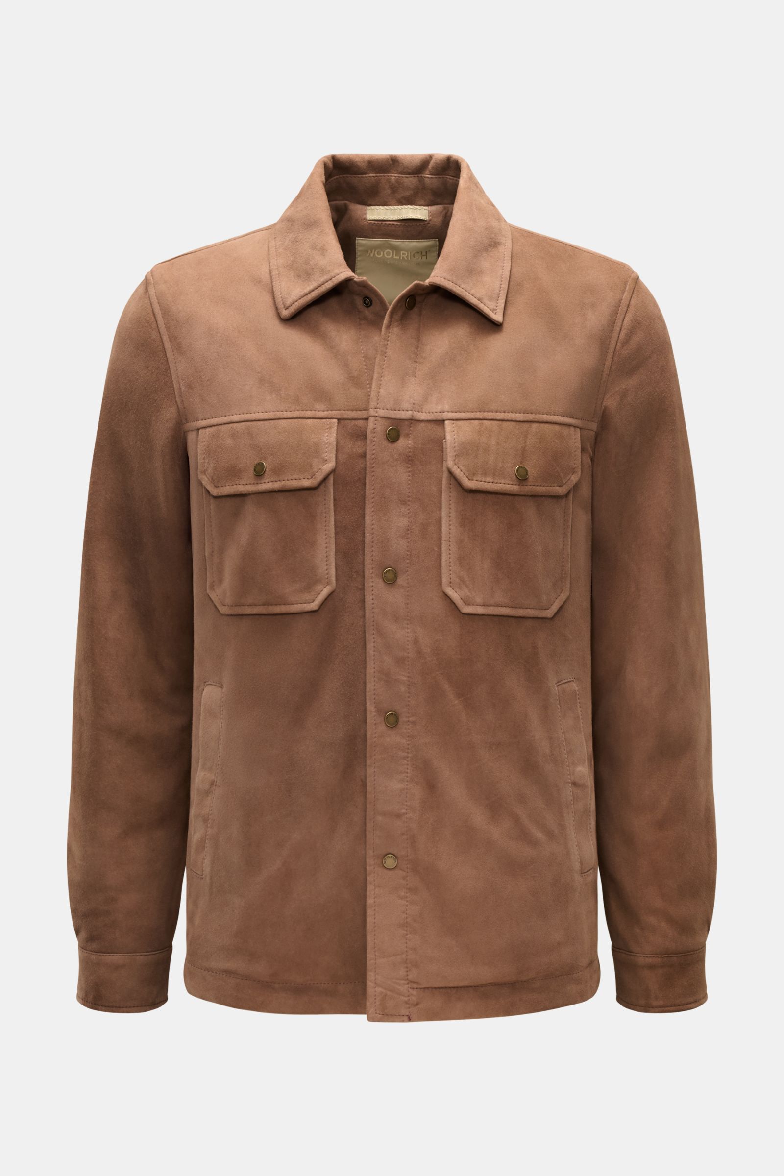 Woolrich Veloursleder-Daunenjacke braun, frontale Ansicht, softes Ziegenveloursleder, leichte Daunenfüllung, Slim Fit, Druckknopfleiste, Umlegekragen, Brusttaschen, schräge Leistentaschen.