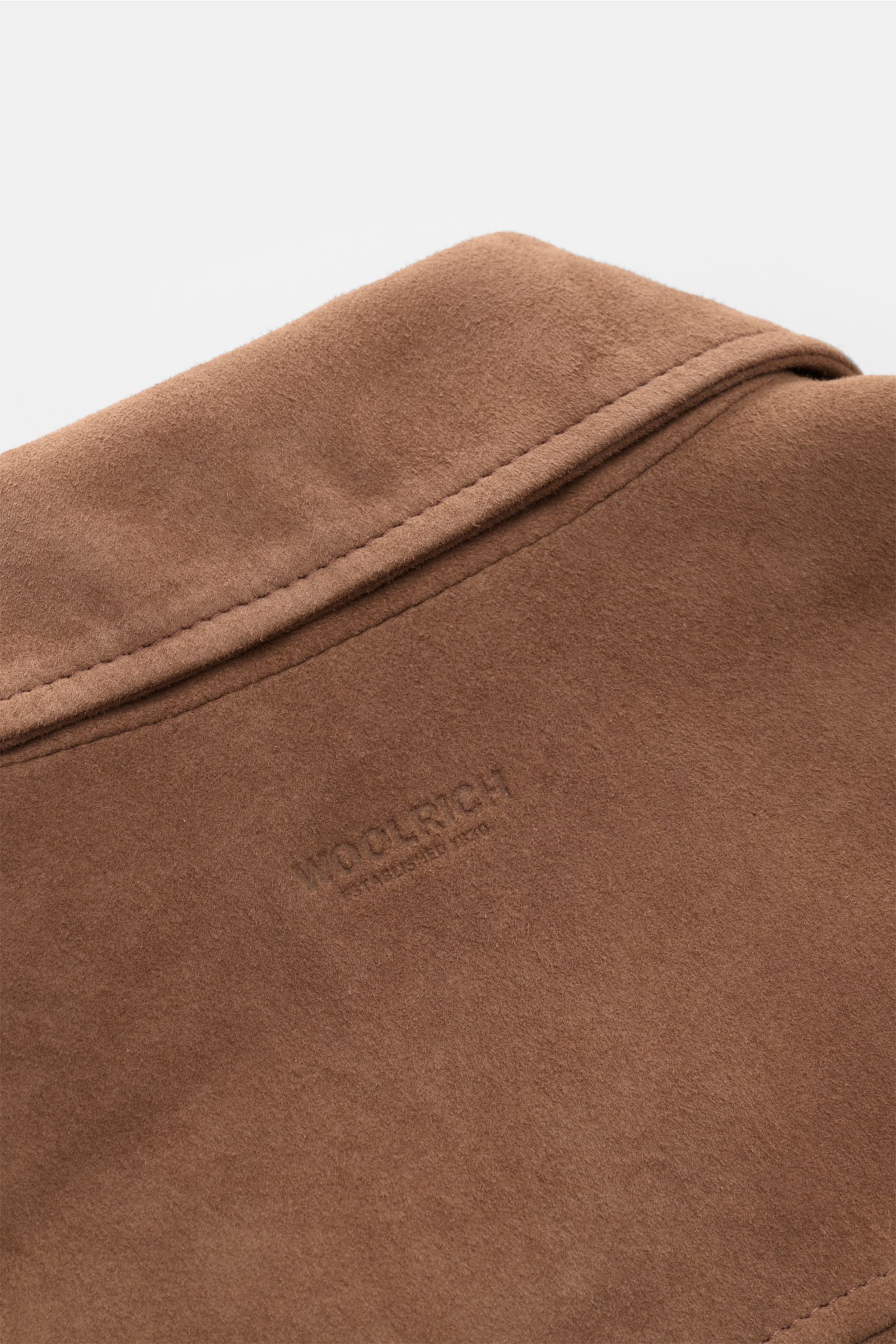 Woolrich Veloursleder-Daunenjacke braun, Nahaufnahme von hinten oben, weiches Ziegenveloursleder mit leicht gestepptem Umlegekragen.