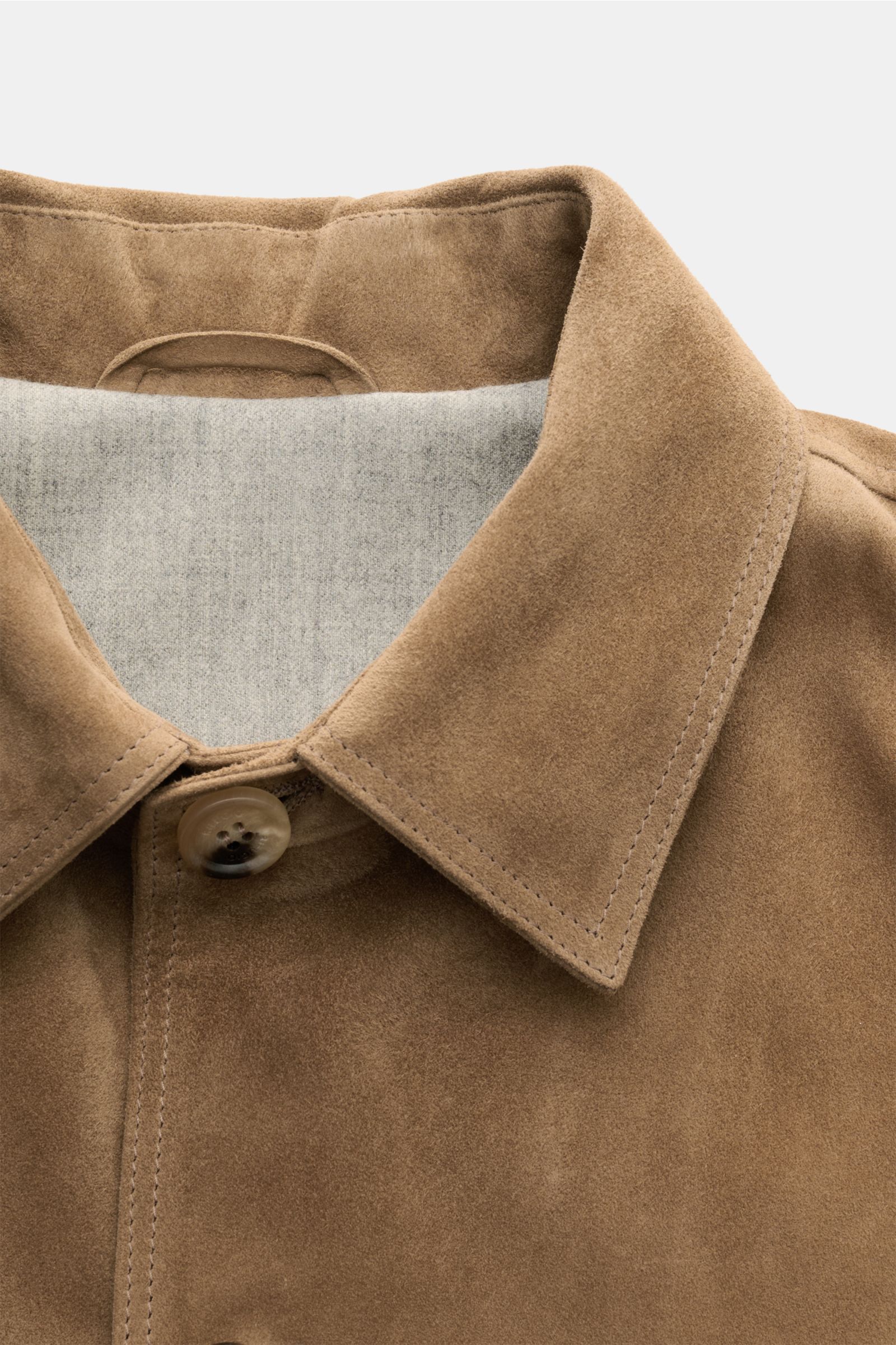 Close-up front view of Rifugio Suede jacket light brown showing its smooth suede, five-button placket, turn-down collar, and soft wool lining.  

Description: Casual style meets timeless elegance: The lightweight suede jacket by RIFUGIO has a supple feel 