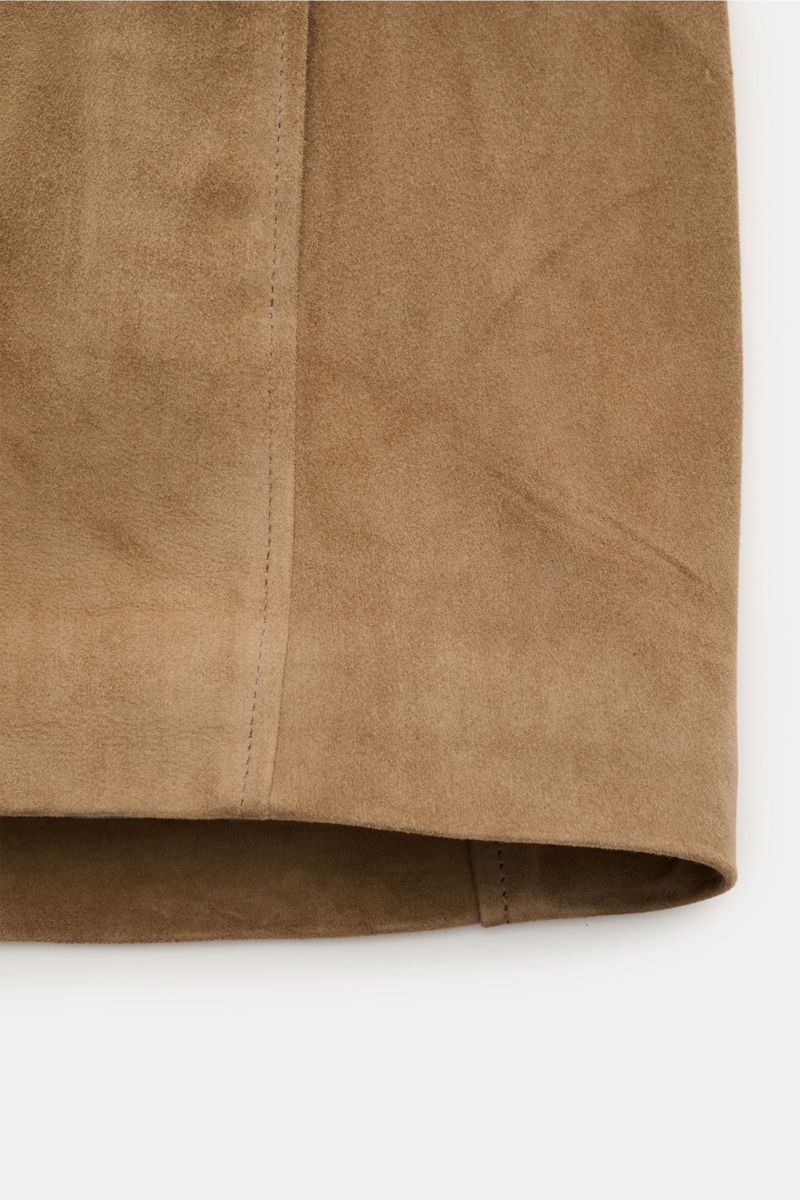 Close-up front bottom view of Rifugio Suede jacket light brown showing smooth suede texture and neat stitching.

Description: Casual style meets timeless elegance: The lightweight suede jacket by RIFUGIO has a supple feel and lots of practical pockets, pl