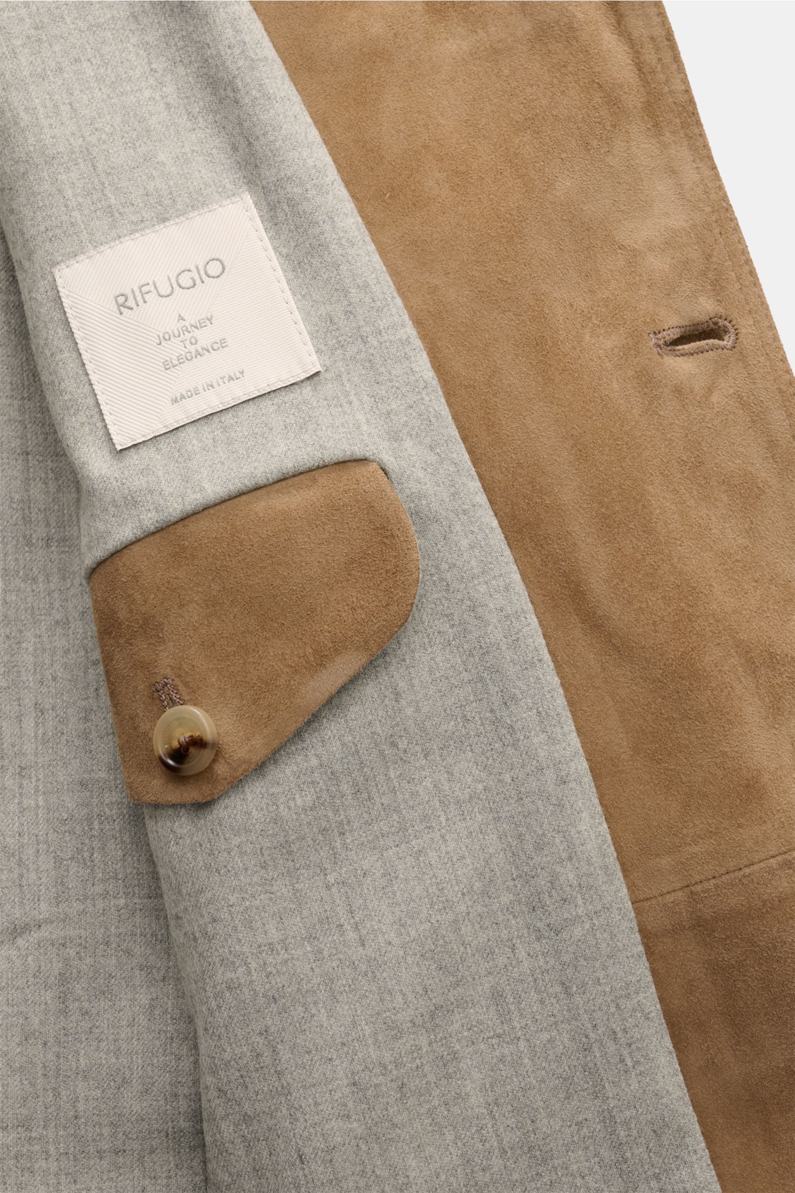Close-up inside view of the Rifugio Suede jacket light brown, showing smooth suede, soft wool lining, buttoned cuff, and label details.

Casual style meets timeless elegance: The lightweight suede jacket by RIFUGIO has a supple feel and lots of practic