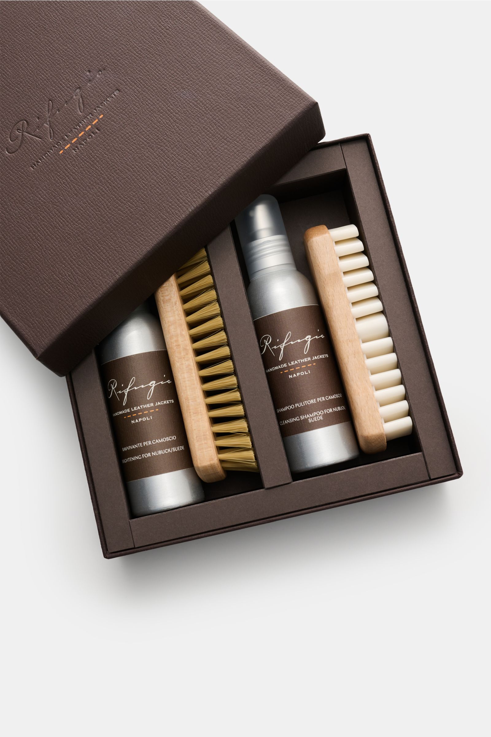 Top-down view of Rifugio Suede jacket light brown care kit with two brushes and two silver bottles in a textured brown box.

Description: Casual style meets timeless elegance: The lightweight suede jacket by RIFUGIO has a supple feel and lots of practical