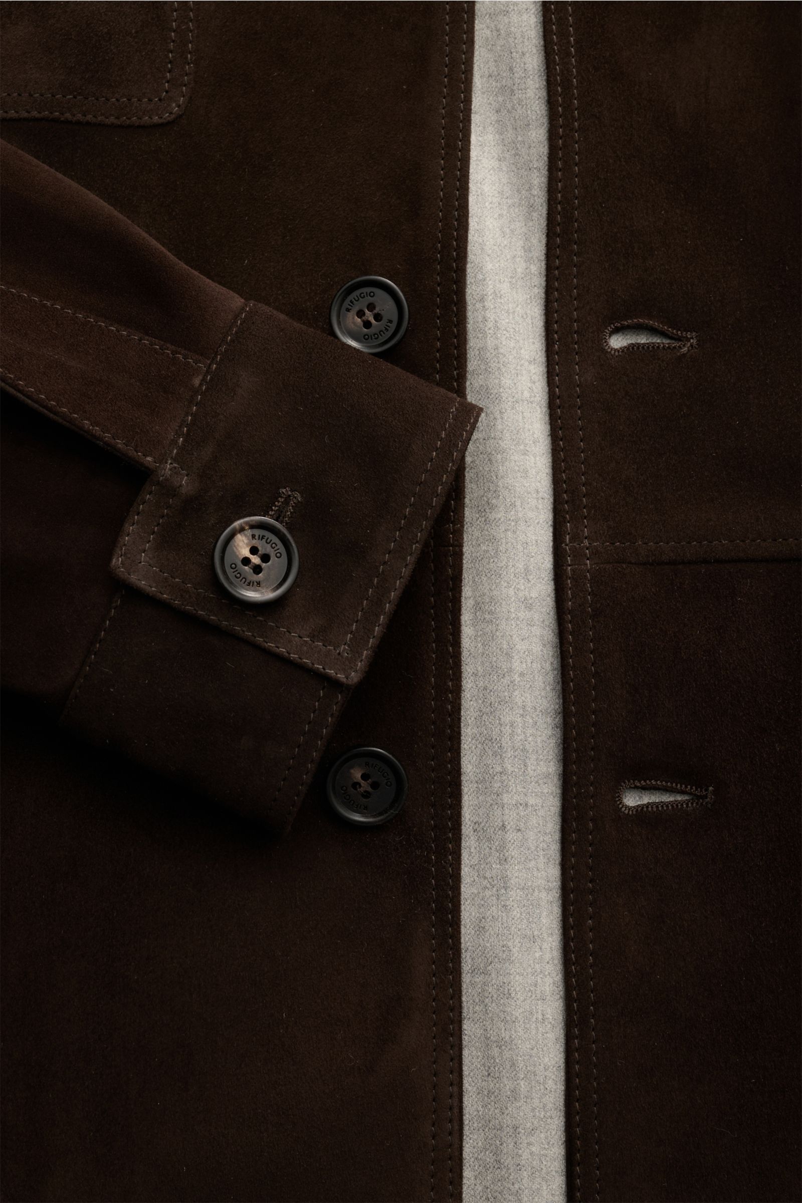 Nahaufnahme der Rifugio Velourslederjacke dunkelbraun von vorne mit Fokus auf weiches Veloursleder, Slim Fit, fünf Knöpfen und Manschetten.