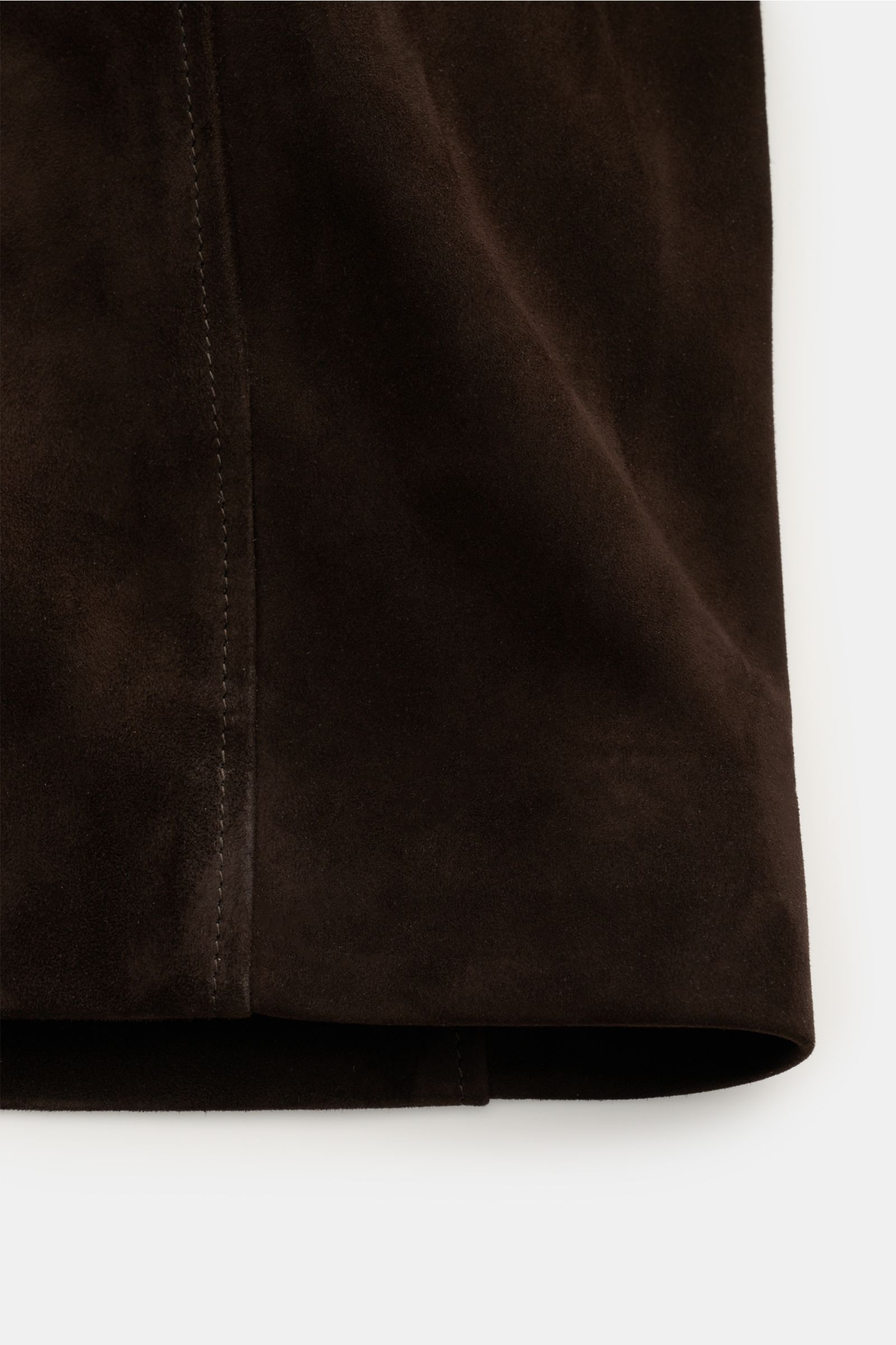 Rifugio Velourslederjacke dunkelbraun aus geschmeidigem Veloursleder, Slim Fit, mit Umlegekragen und praktischen Taschen, Detailansicht von unten.