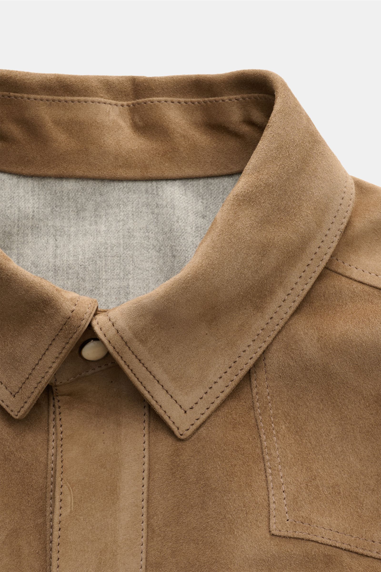 Nahaufnahme der Rifugio Velourslederjacke hellbraun von vorne mit Umlegekragen, weichem Griff, geschmeidigem Veloursleder und Wollfutter.