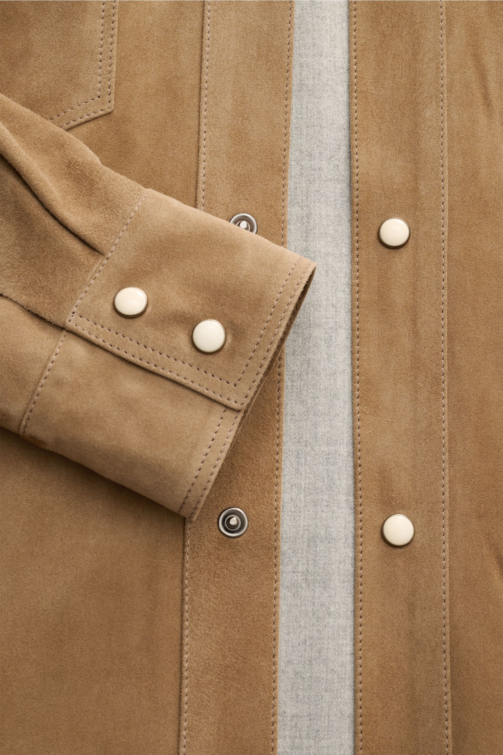 Rifugio Velourslederjacke hellbraun von vorne nah, Slim Fit, geschmeidiges Veloursleder, weicher Griff, sechs Druckknöpfe, Umlegekragen, Brusttaschen, Manschetten, reine Wolle, gerundeter Saum.