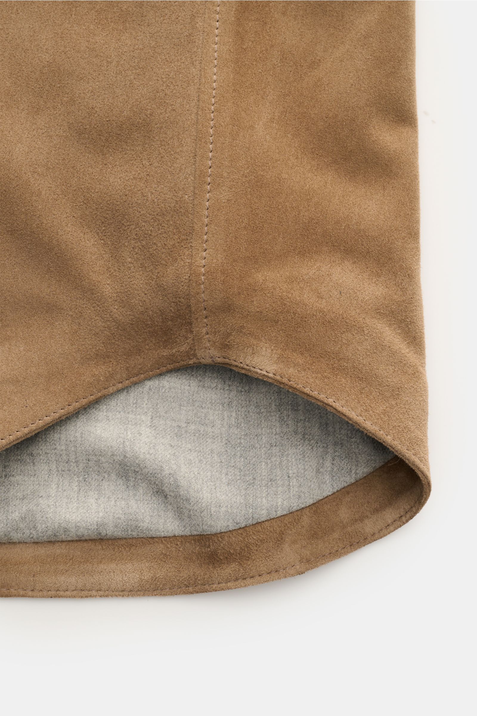 Nahaufnahme des gerundeten Saumverlaufs der Rifugio Velourslederjacke hellbraun mit geschmeidigem Veloursleder, weichem Griff und Wolle-Futter.