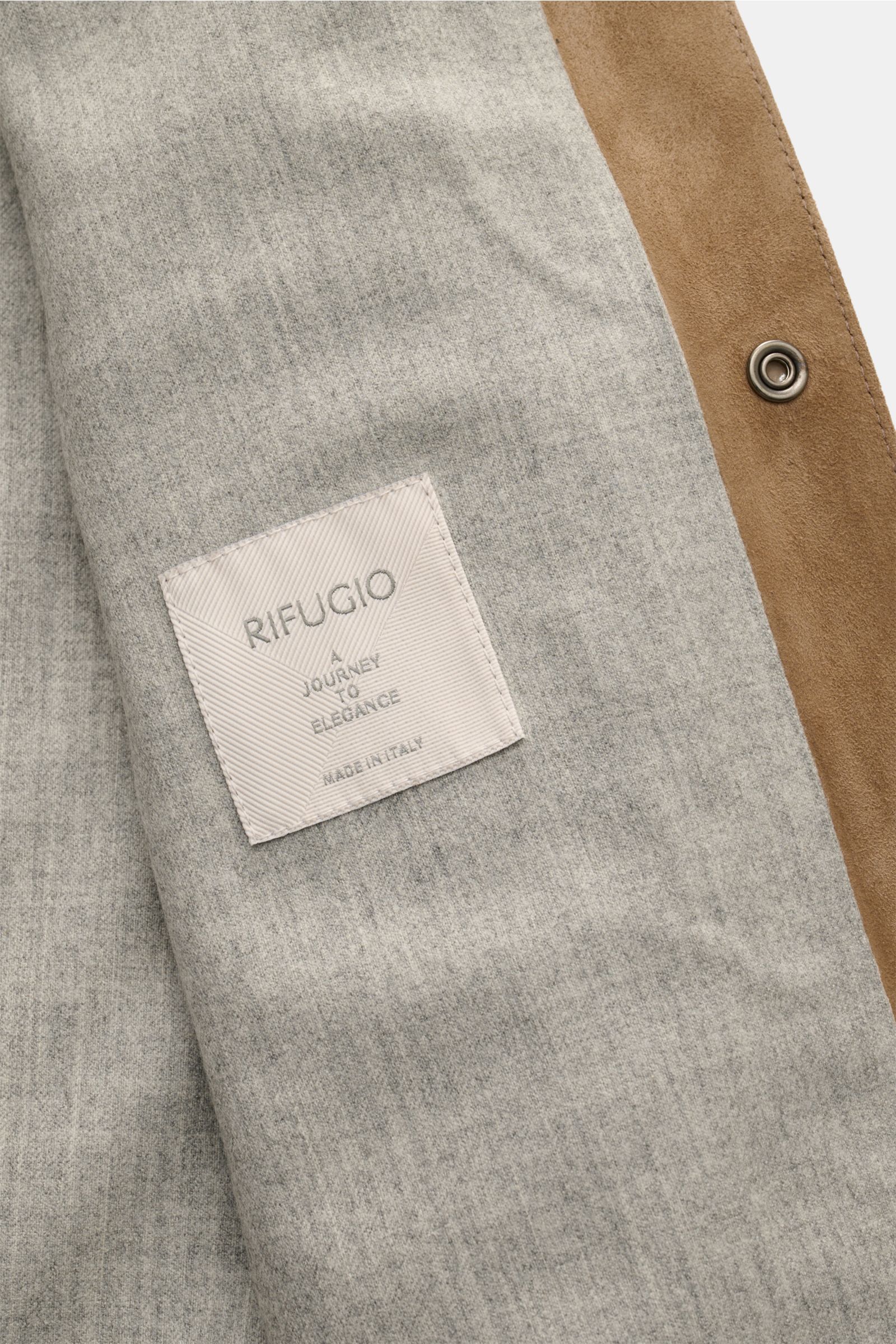 Rifugio Velourslederjacke hellbraun von innen fotografiert, zeigt weiches Futter aus reiner Wolle und geschmeidiges Veloursleder.