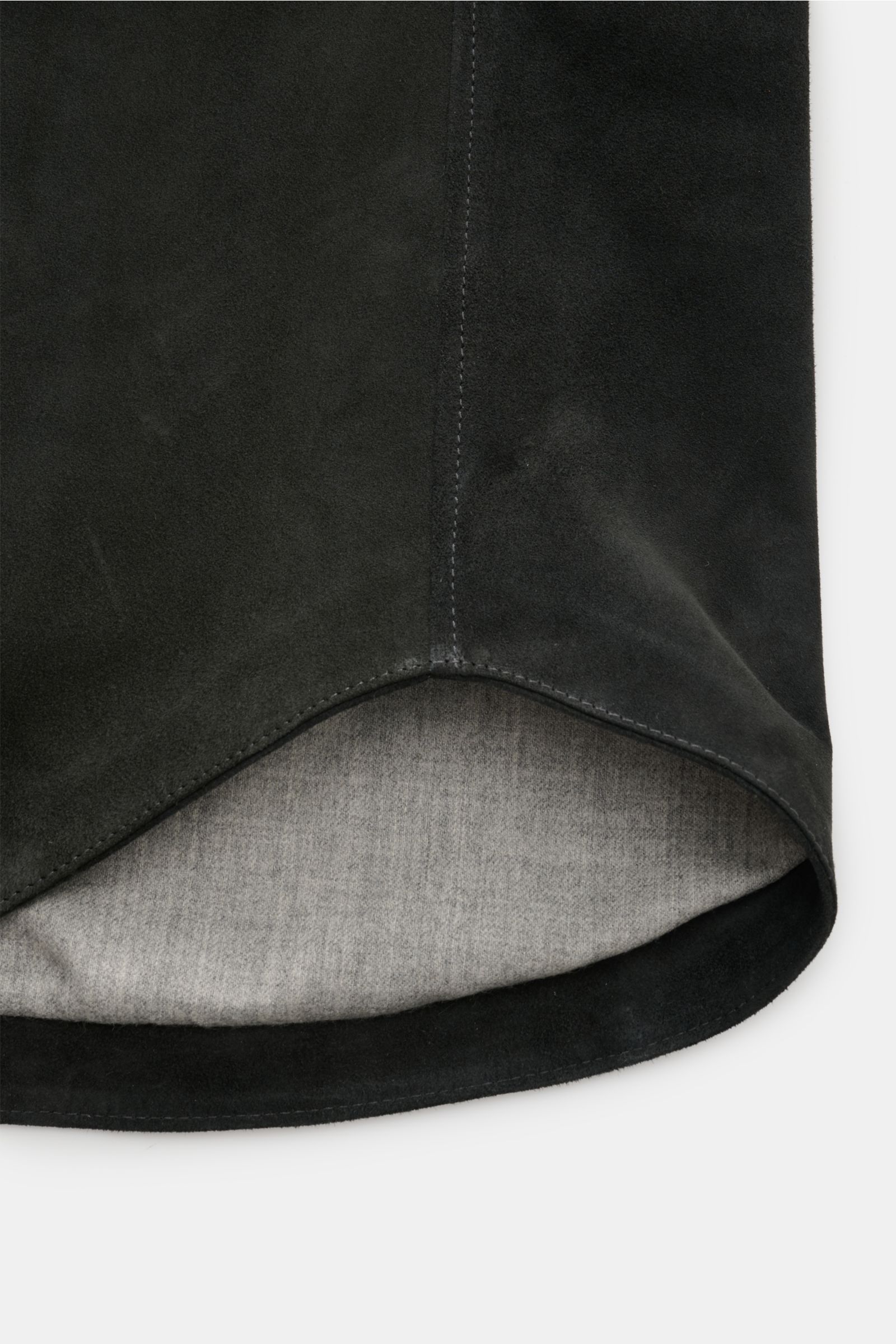 Detailaufnahme des gerundeten Saumverlaufs der Rifugio Velourslederjacke anthrazit aus geschmeidigem Lammvelours mit Wollfutter.