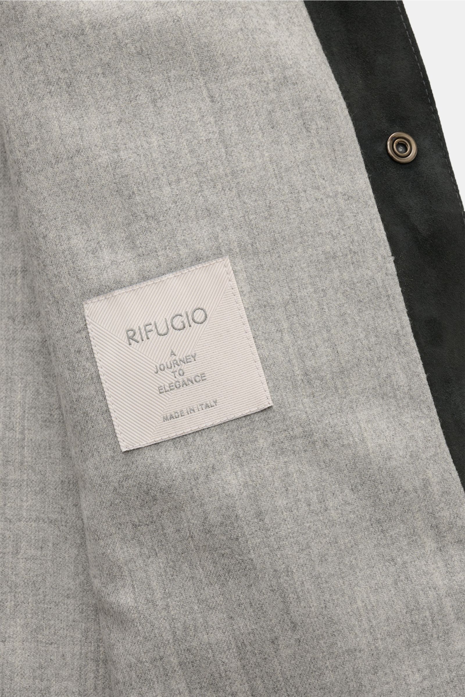 Innenansicht der Rifugio Velourslederjacke anthrazit mit weichem Wollfutter, Label und Druckknopf-Leiste aus Lammveloursleder.