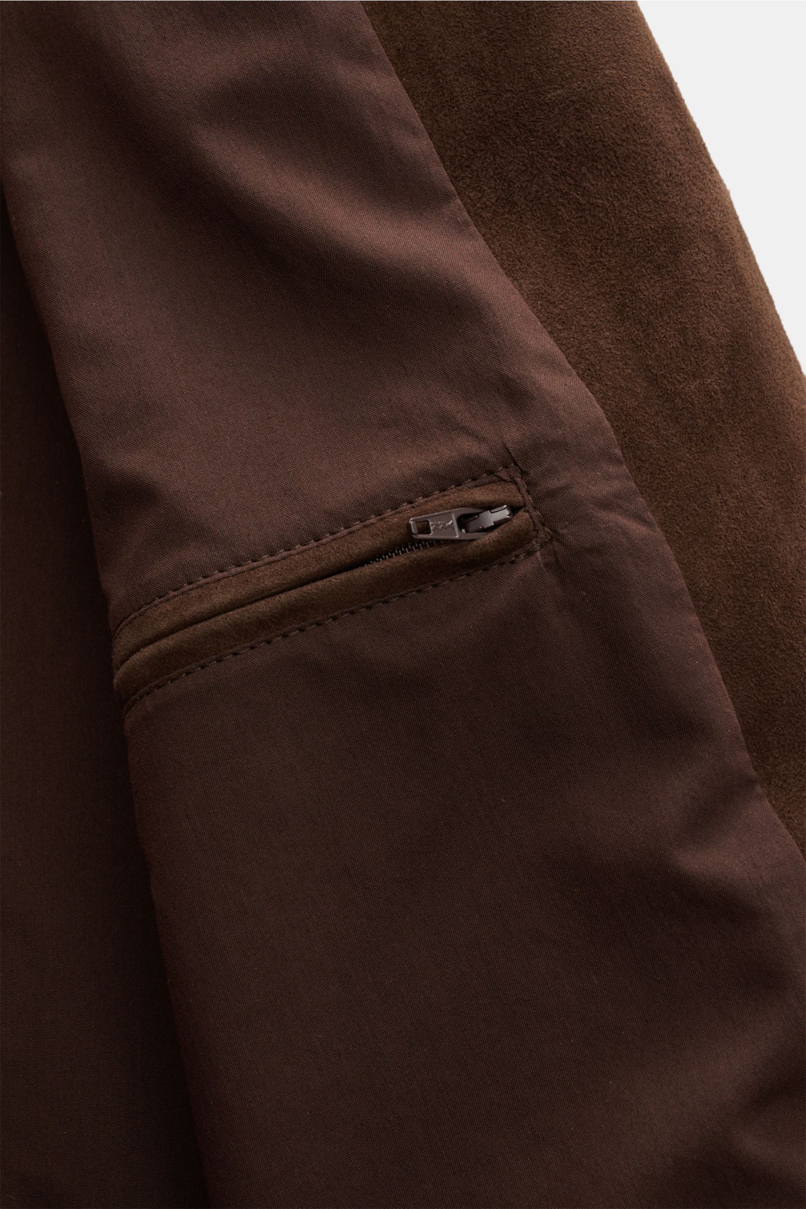Close-up interior view of the Arma Suede blouson 'Didier' brown, showing the fine suede lining and zippered inside pocket.

Description: 
Smart and timeless: The leather blouson 'Didier' from ARMA is made of supple goat suede and stands out with a stri