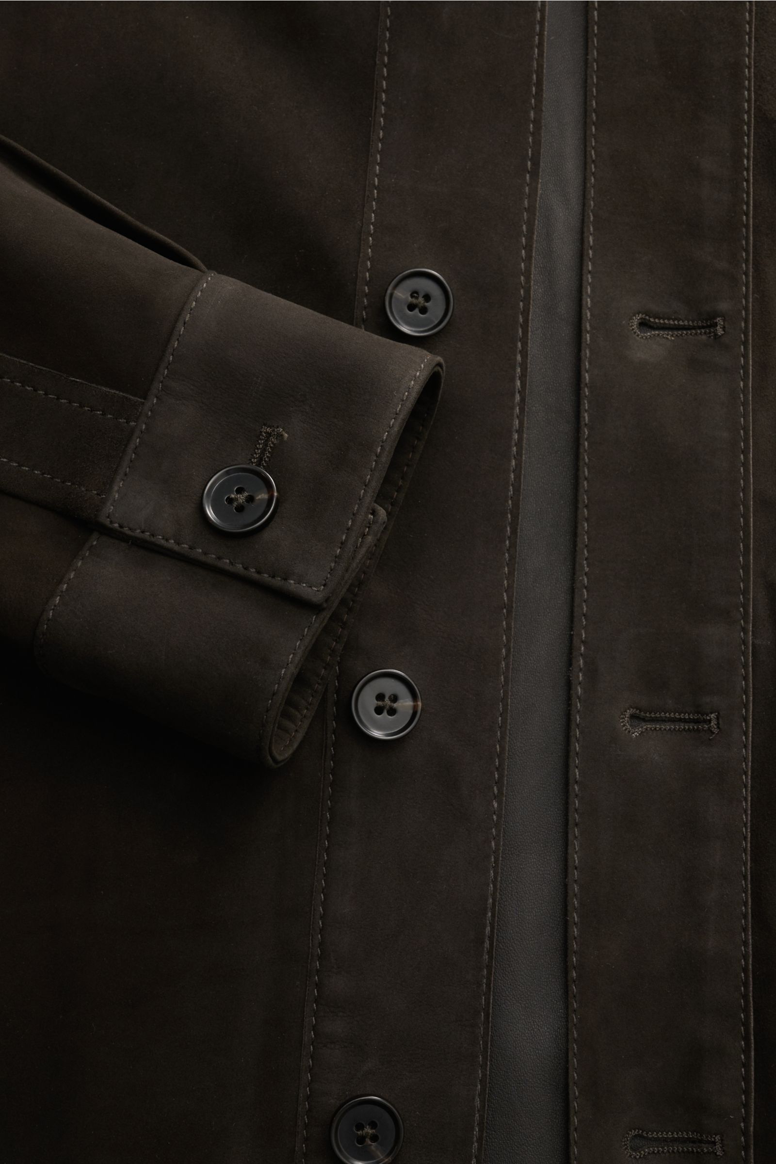 Arma Velourslederjacke 'Dillen' anthrazit, Nahaufnahme von Ärmel mit Knopf, Umlegekragen, Slim Fit, edles Lammveloursleder, weicher Griff, sechs-Knopf-Leiste, Brusttasche mit Patte.