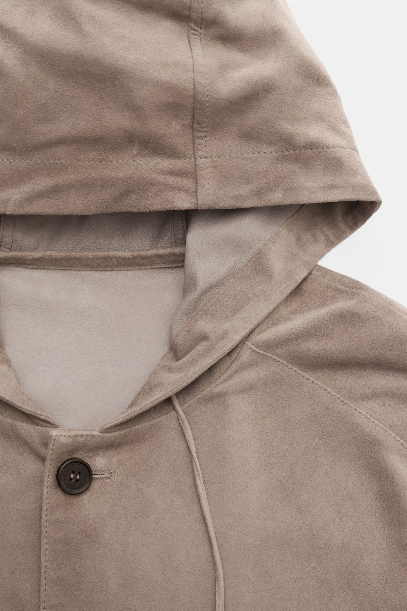 Close-up front view of the taupe Emporio Armani Velourslederjacke, showing soft goat leather, hood with drawstring, slim fit, and five-button placket. Urbaner Allrounder: Die Velourslederjacke von EMPORIO ARMANI kombiniert legeren Stil mit praktischer Kap