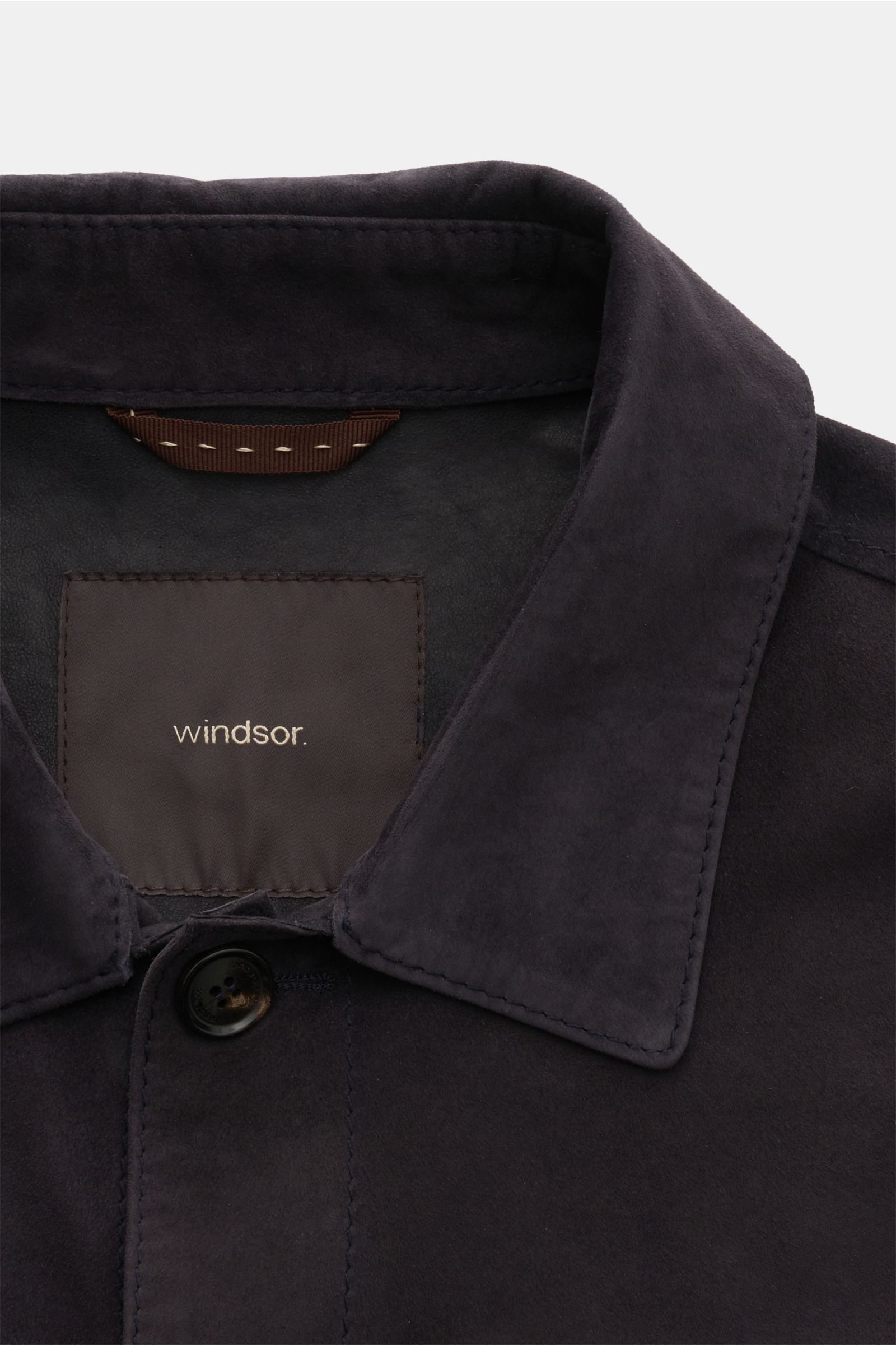 Nahaufnahme des Kragens und oberer Bereich des Windsor Leder-Overshirt 'Oleano' navy aus softem Veloursleder in Slim Fit mit Umlegekragen und Knopf-Leiste.