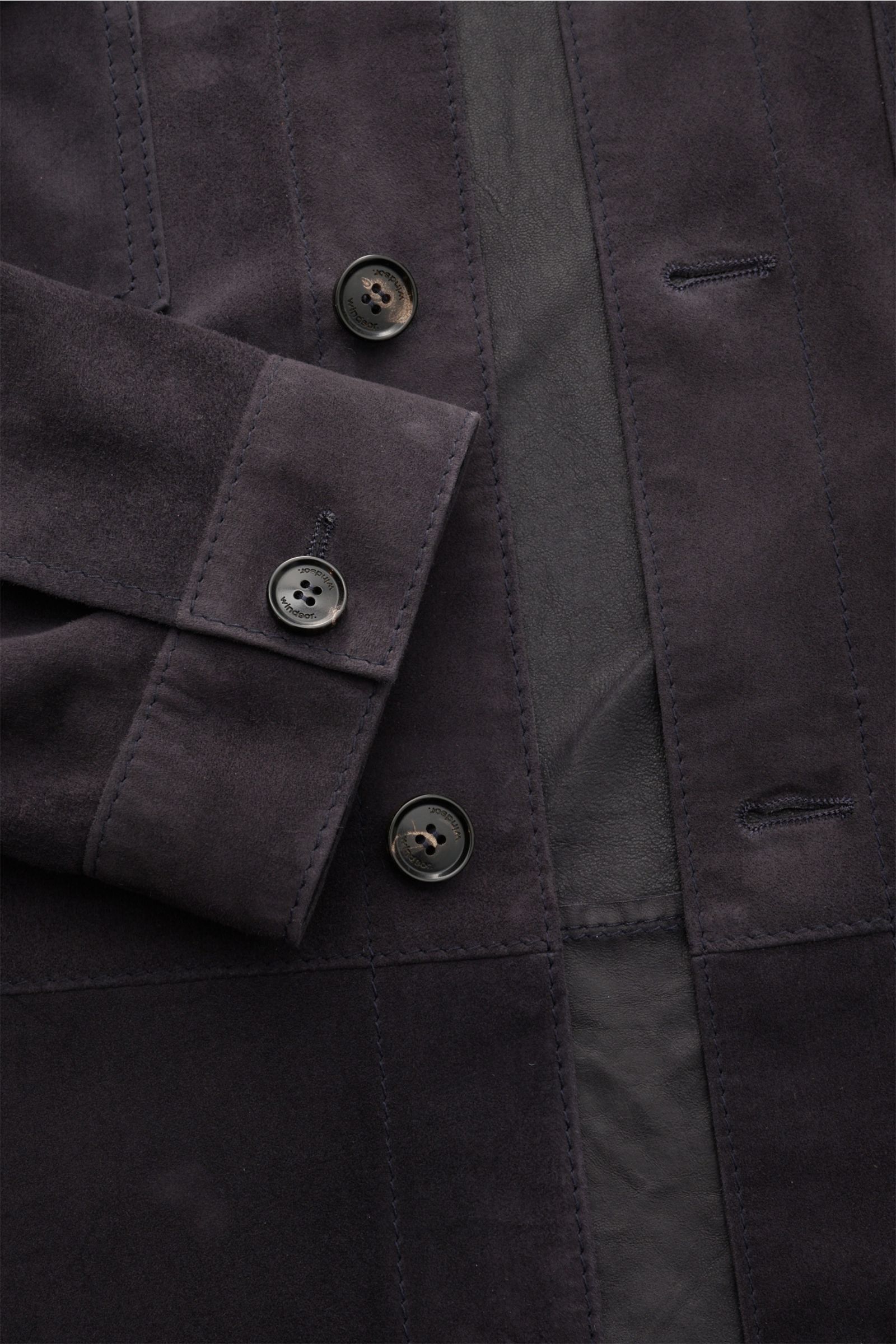 Nahaufnahme des Windsor Leder-Overshirts 'Oleano' navy in softem Veloursleder mit Slim Fit, Manschette und Knöpfen, frontale Perspektive.