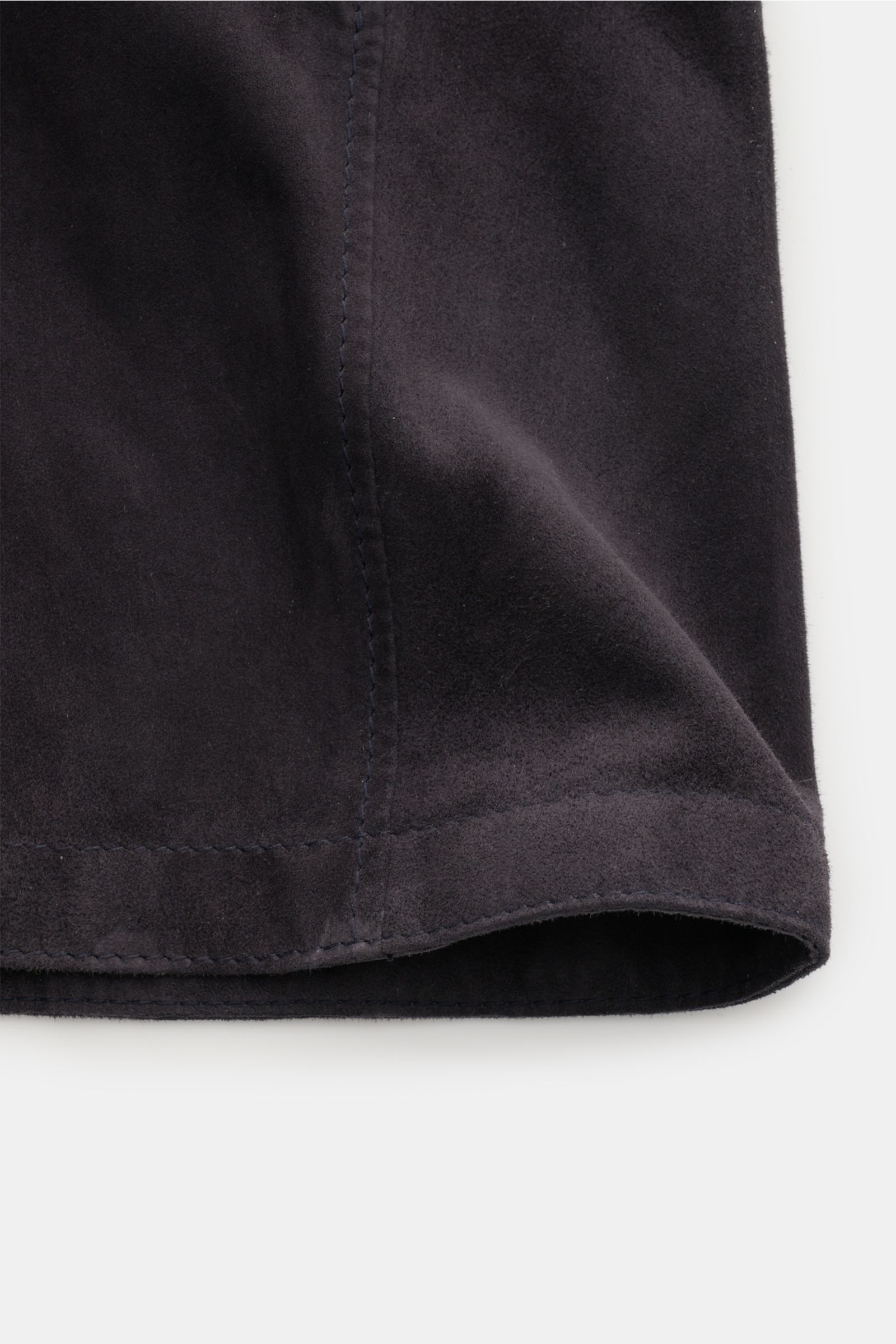 Nahaufnahme vom unteren Saum des Windsor Leder-Overshirt 'Oleano' navy aus softem Veloursleder mit weichem Griff und sichtbarer Naht.