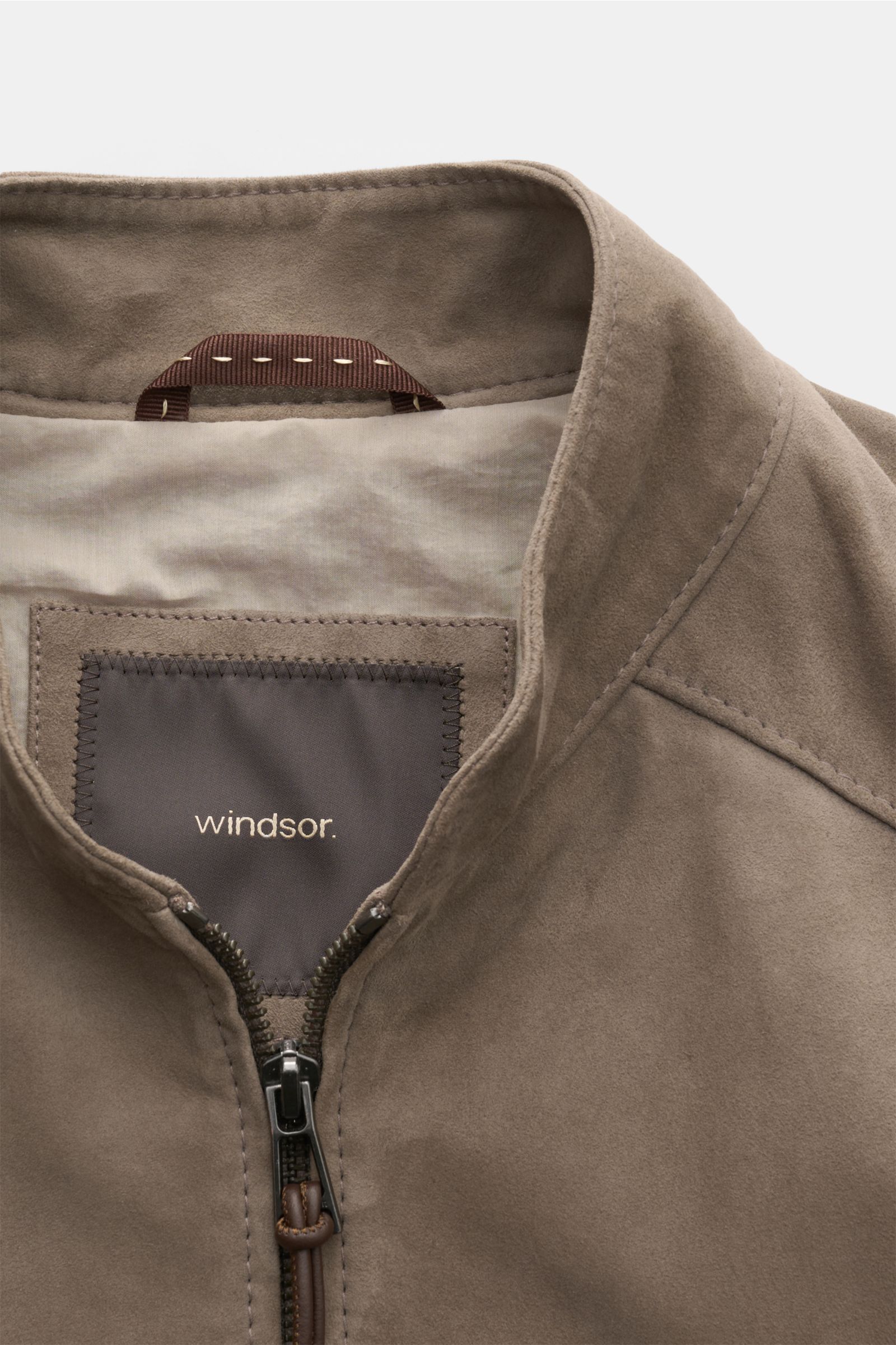 Windsor Lederblouson 'Borello' taupe aus softem Veloursleder mit Stehkragen, Reißverschluss und elastischen Bündchen, Nahaufnahme von oben.