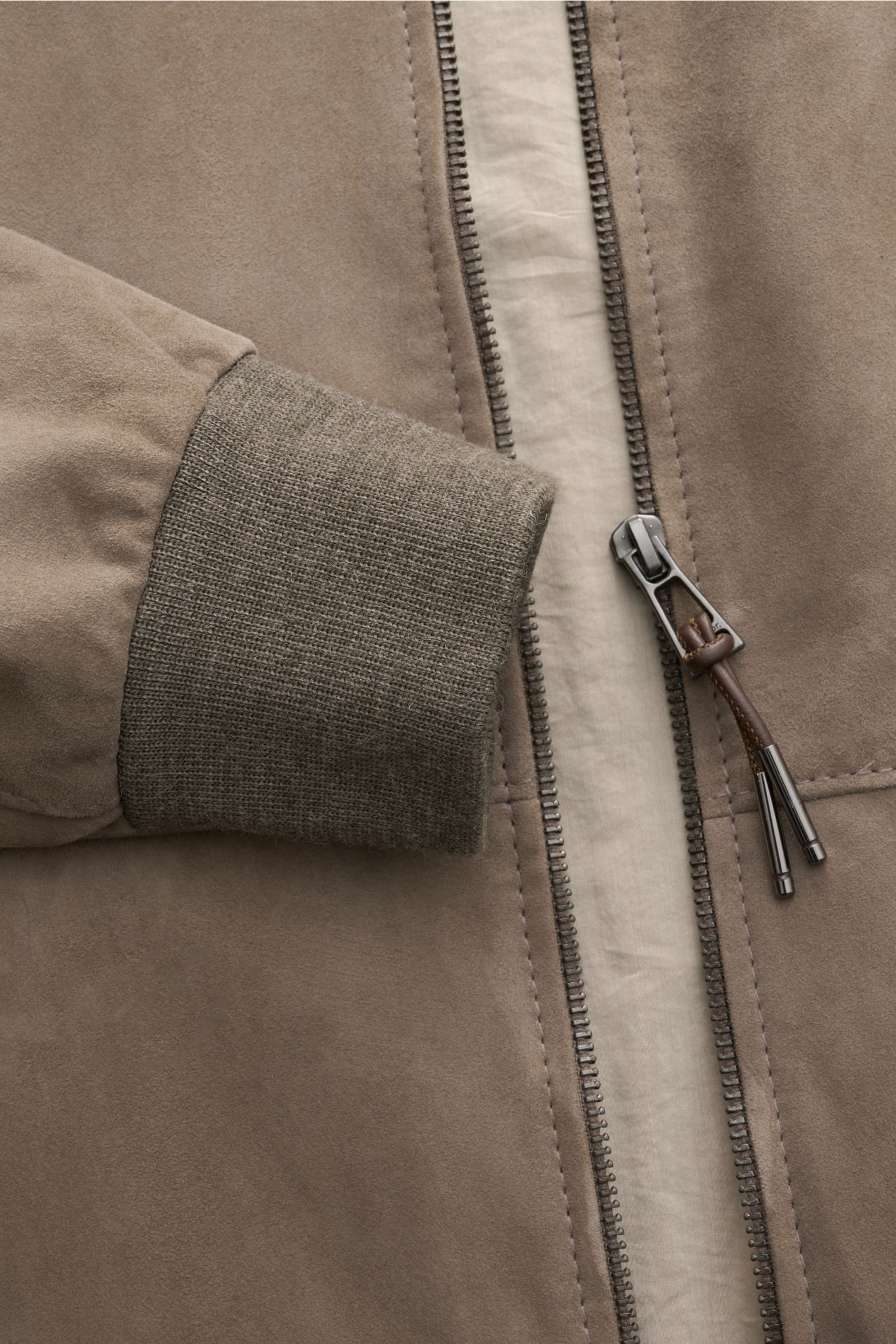 Windsor Lederblouson 'Borello' taupe, Detailaufnahme von Reißverschluss, gestricktem Bündchen und softem Veloursleder, Slim Fit, Stehkragen.