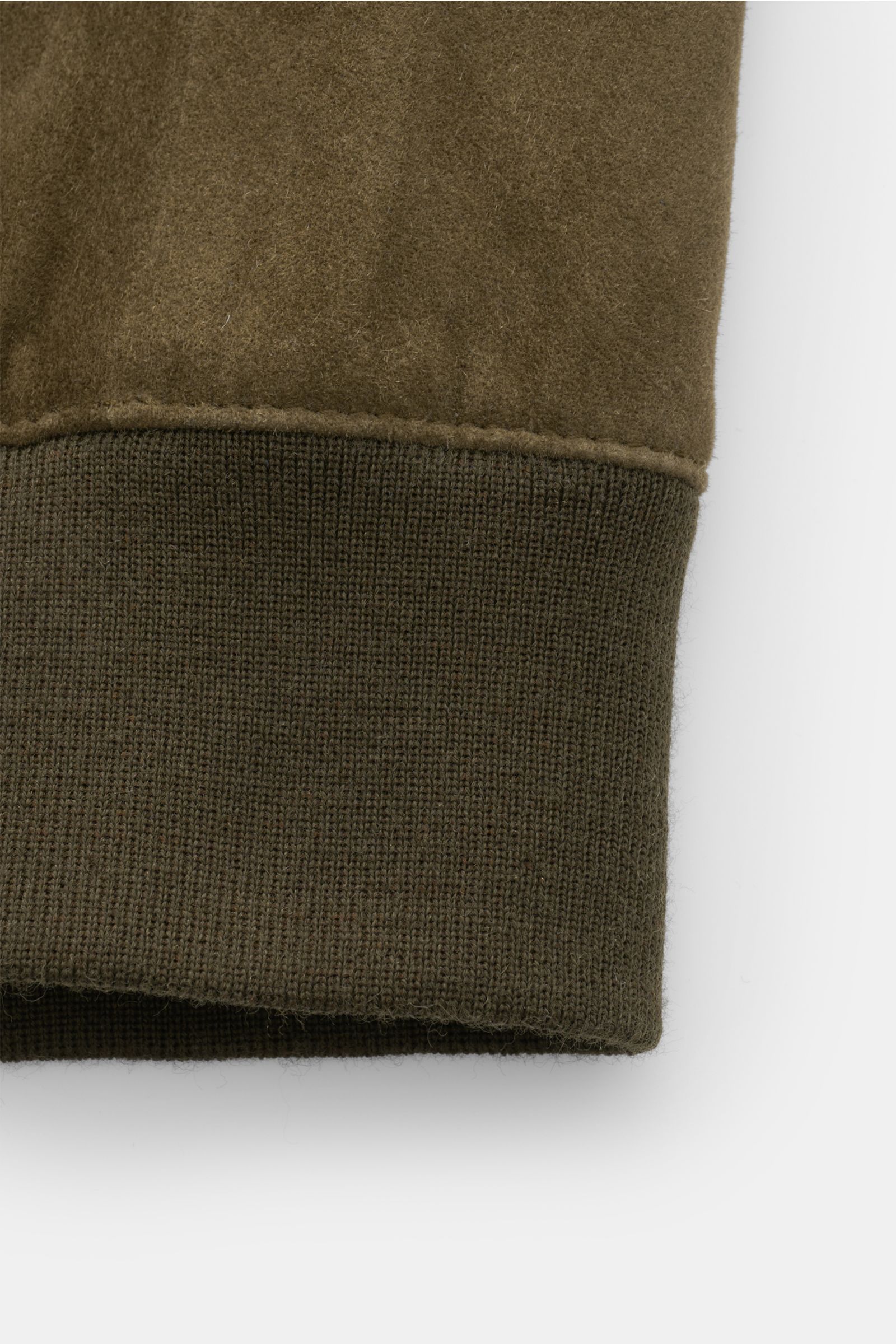 Nahaufnahme des Bündchens des Windsor Lederblouson 'Borello' dark olive aus softem, chromfrei gegerbtem Veloursleder mit elastischem Strickbündchen.
