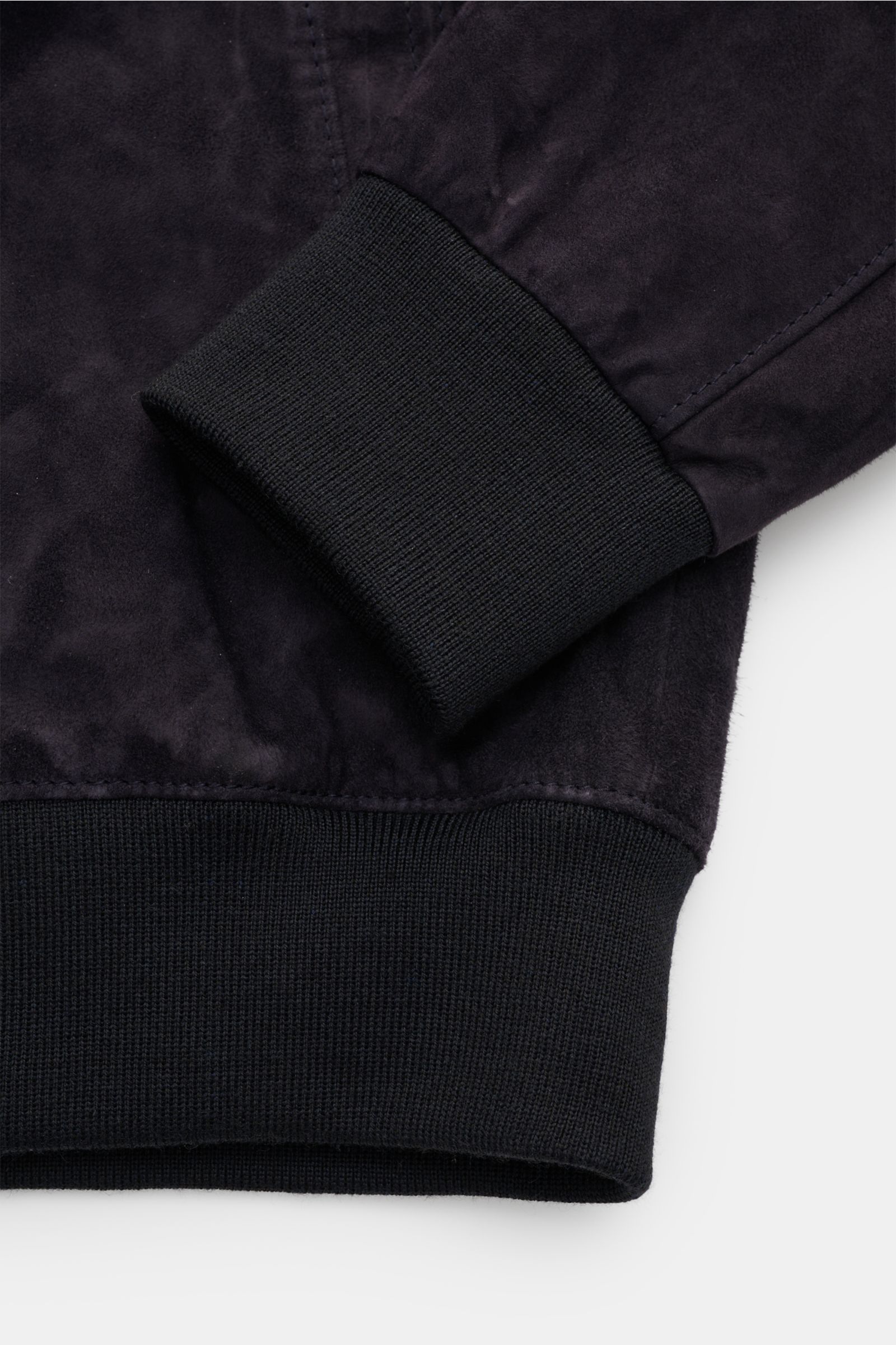 Close-up front view of Windsor Leather blouson 'Borello' dark navy showing soft suede, knitted elasticated cuffs and hem.

The blouson 'Borello' by WINDSOR is made of soft, chrome-free tanned suede. A must-have for the coming season.

Soft 