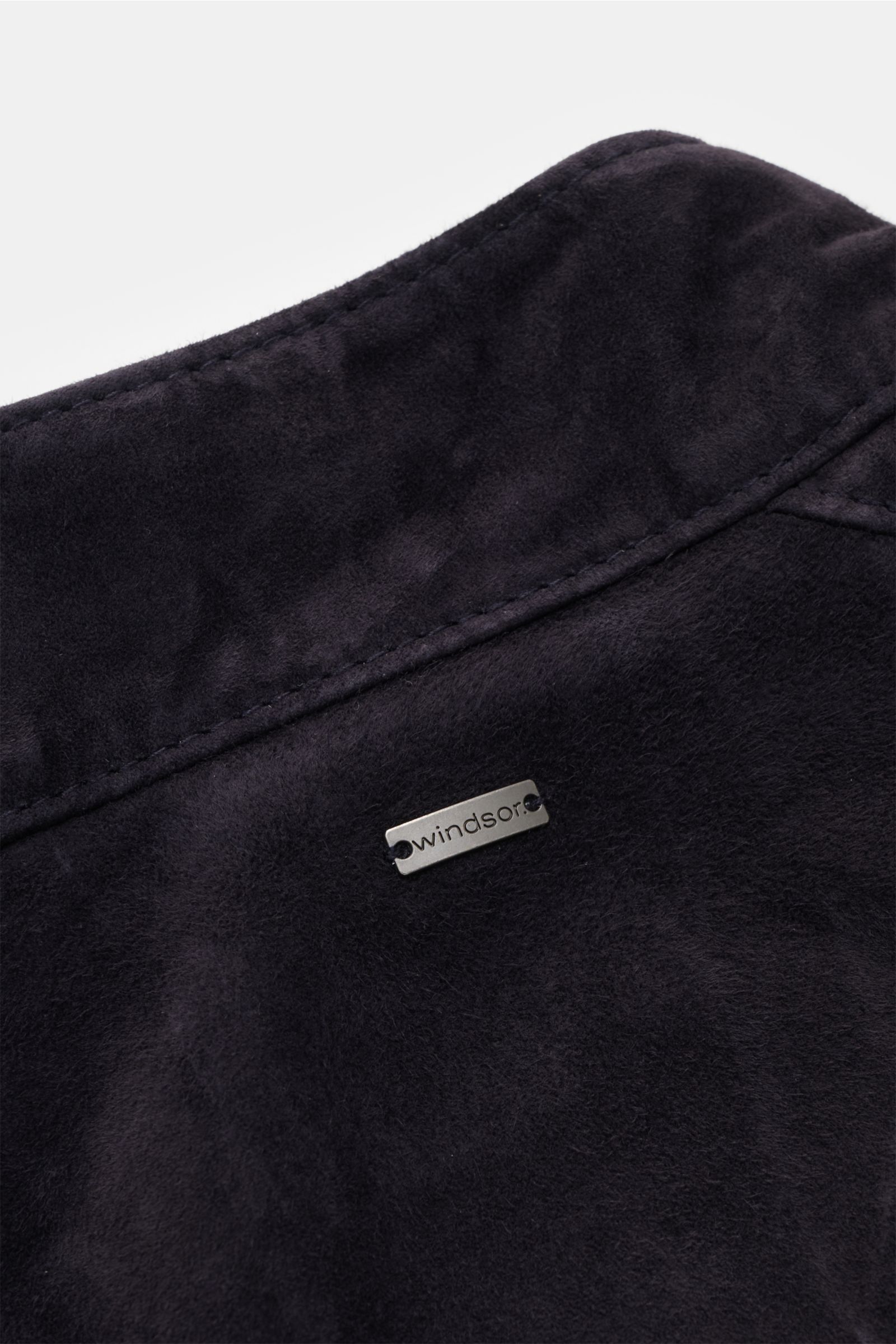Close-up rear view of the Windsor Leather blouson 'Borello' dark navy showcasing soft, chrome-free tanned suede and a small metal 'windsor' logo.

Description: 
The blouson 'Borello' by WINDSOR is made of soft, chrome-free tanned suede. A must-have for