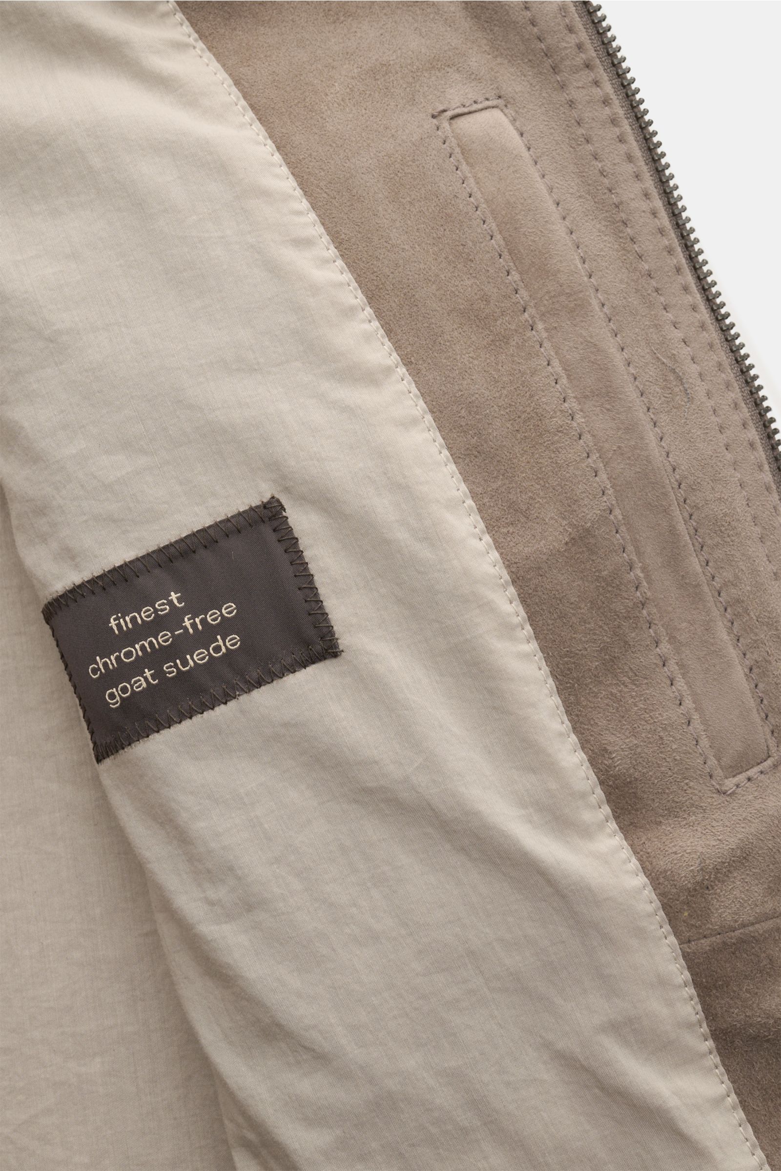 Nahaufnahme der Innenseite der Windsor Lederjacke 'Pesaro' taupe, zeigt weiches, chromfrei gegerbtes Veloursleder, Innentasche und geschmeidiges Futter.