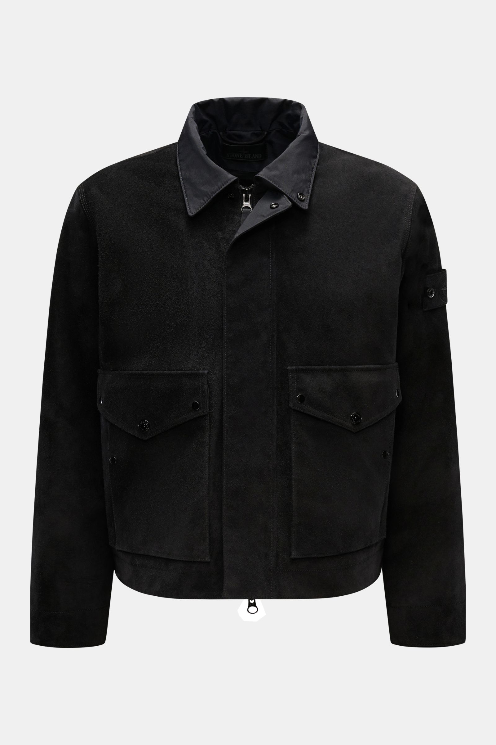 Stone Island Velourslederjacke 'Ghost Piece' schwarz, frontal fotografiert, Regular Fit, geschmeidiges Rindsleder, Zwei-Wege-Reißverschluss, Fronttaschen, Patch am Oberarm.