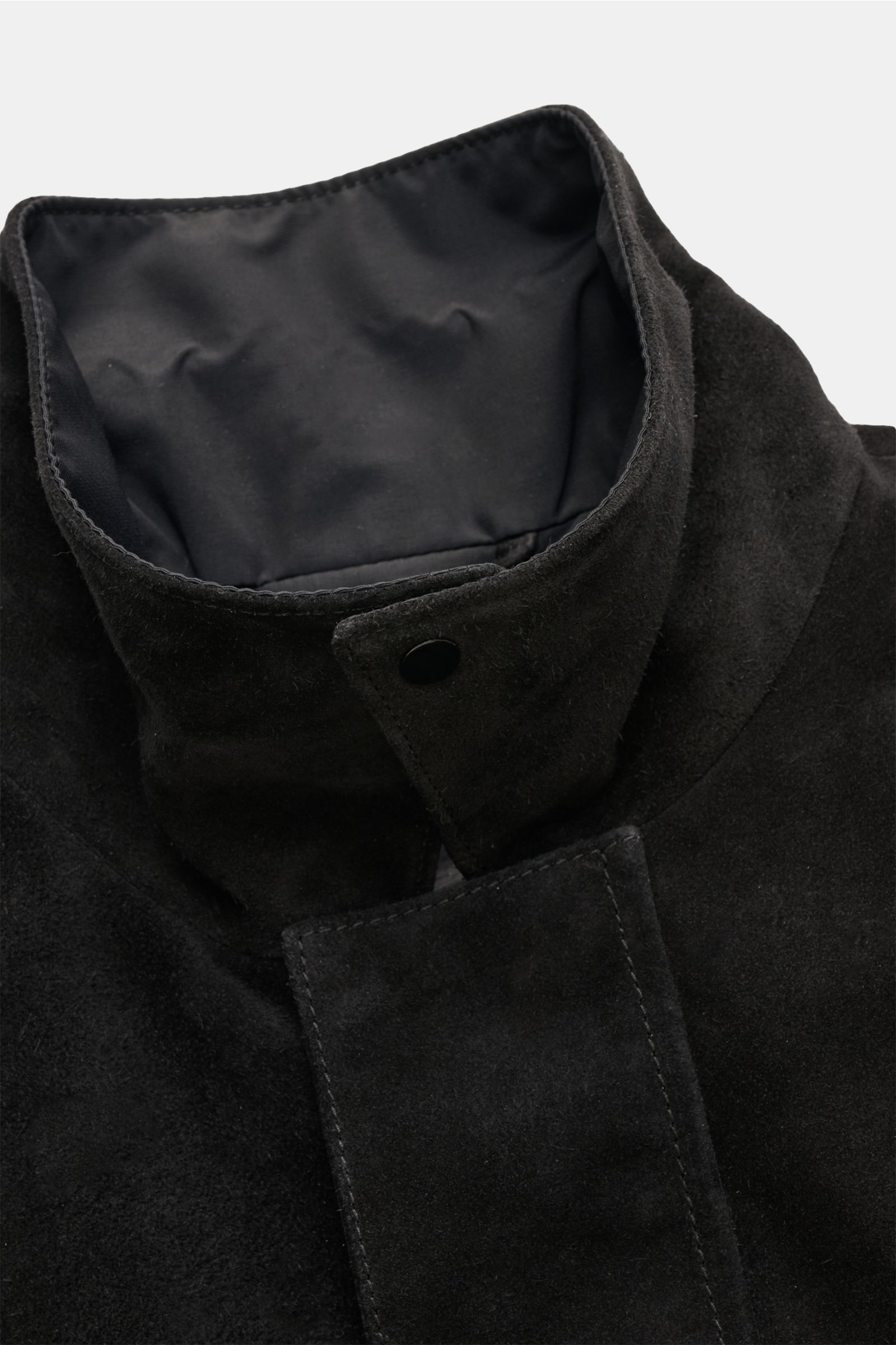 Stone Island Velourslederjacke 'Ghost Piece' schwarz, Nahaufnahme des Umlegekragens und weichen Rindsleder-Velours in Regular Fit.