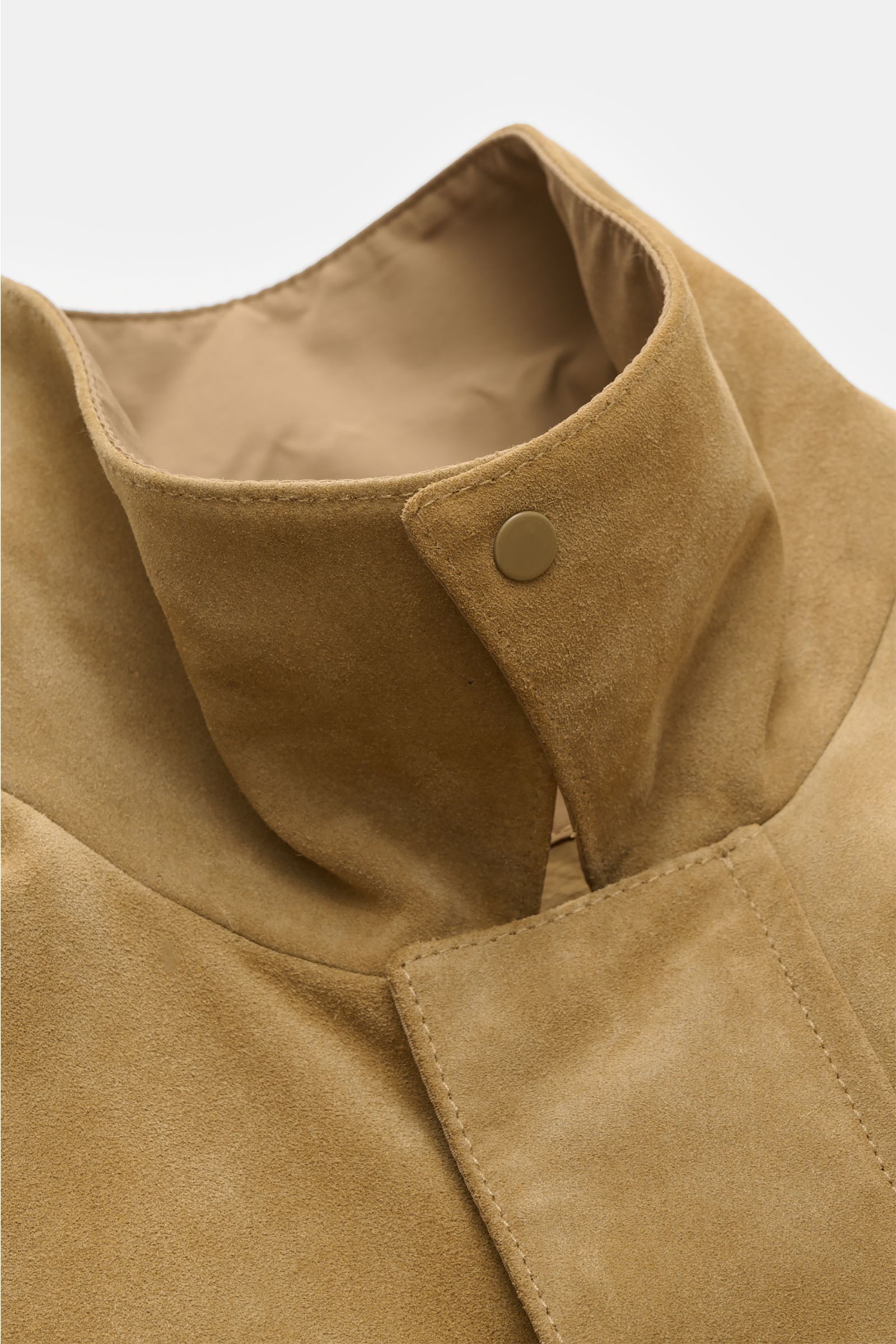 Close-up front view of Stone Island Suede jacket 'Ghost Piece' light brown showcasing the supple split cowhide collar with snap button.

Description: Casual statement piece with authentic leather craftsmanship: The suede jacket 'Split Leather S.I. Ghost' 