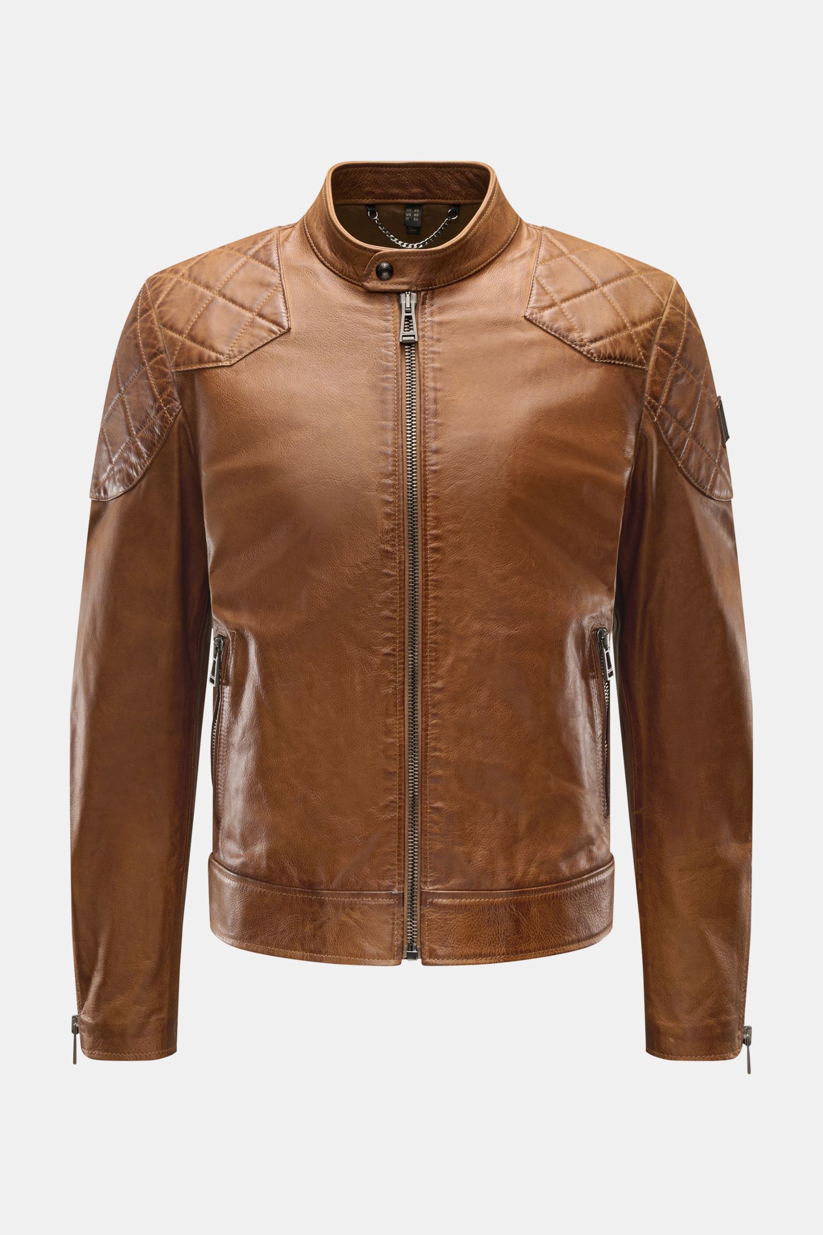 Belstaff Lederjacke 'Legacy Outlaw' braun, Slim Fit, handgewachstes wasserabweisendes Kalbleder, gepolsterte Steppungen, Front- und Innentasche, Reißverschlüsse, Stehkragen mit Knopfriegel, frontal fotografiert.
